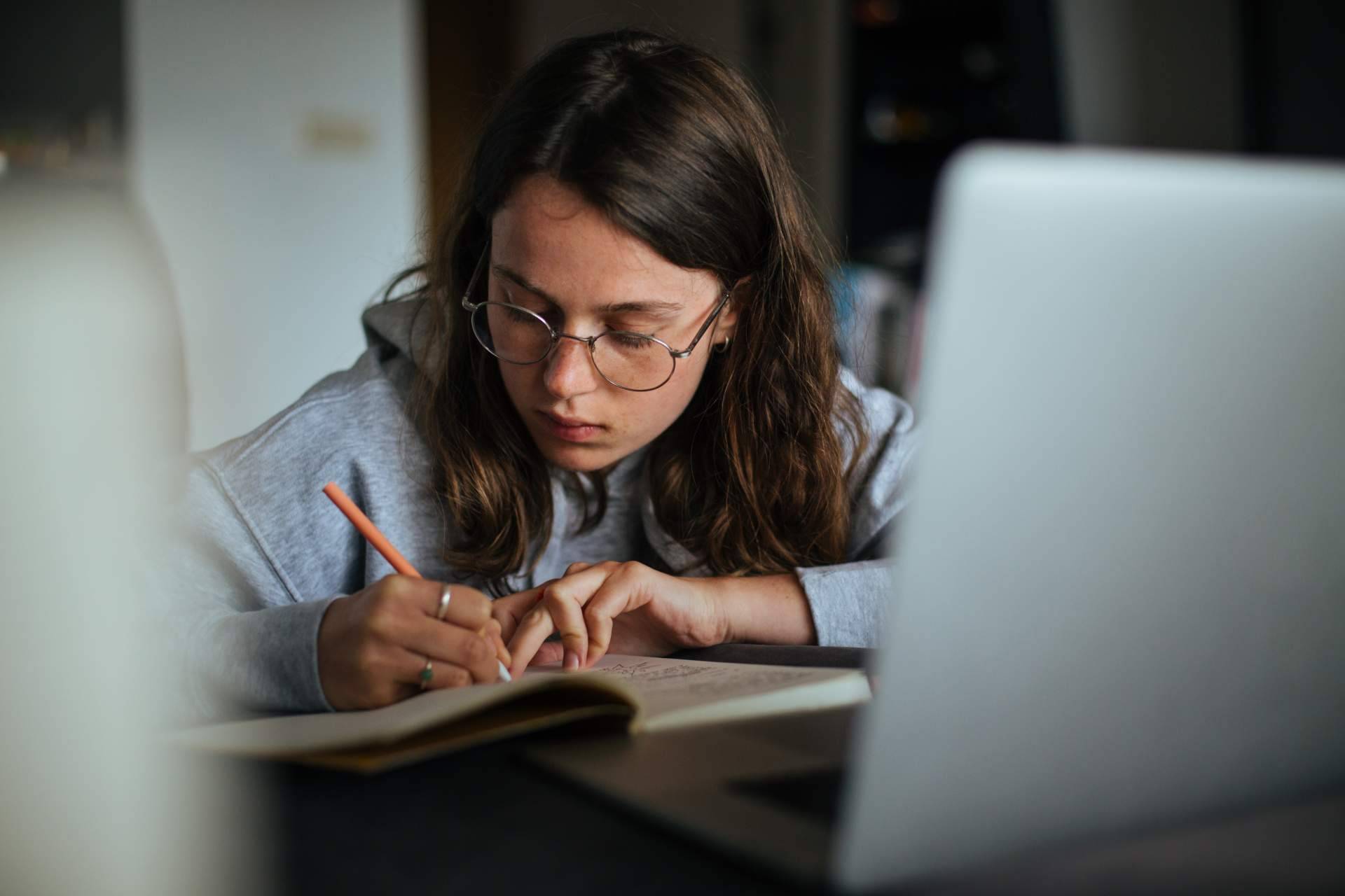 Las ventajas de los cursos superiores privados de manera online de la escuela de negocios Mediterránea Business School