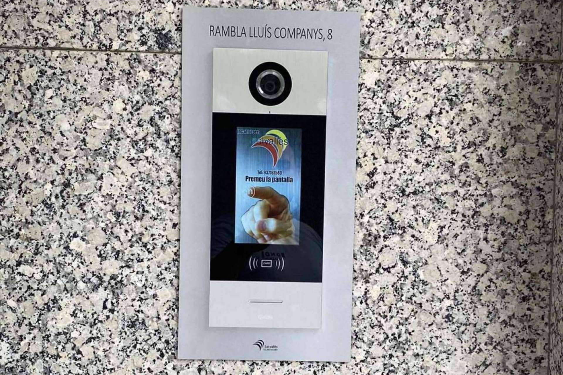 Los beneficios de instalar un videoportero táctil de SatVallès