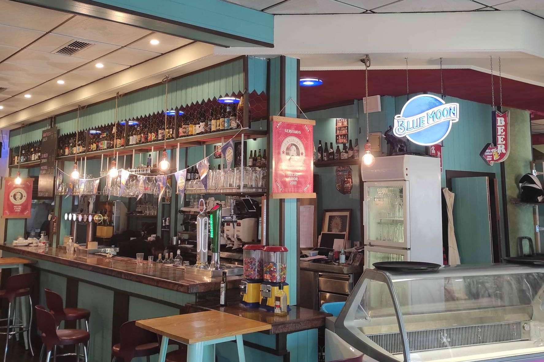 Elixyr Beer Bar dispone de una gran variedad de cervezas artesanas e internacionales para degustar