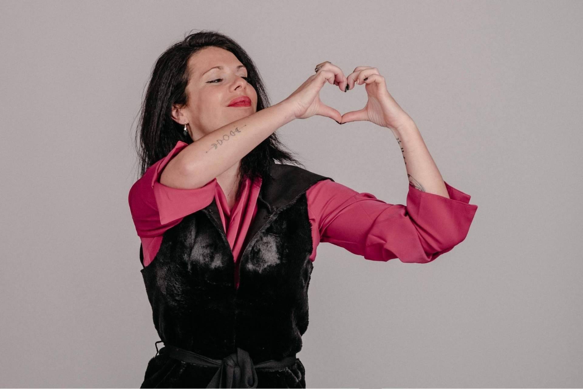 Nessita Arauz explica qué se esconde tras la dependencia emocional en su masterclass de empoderamiento