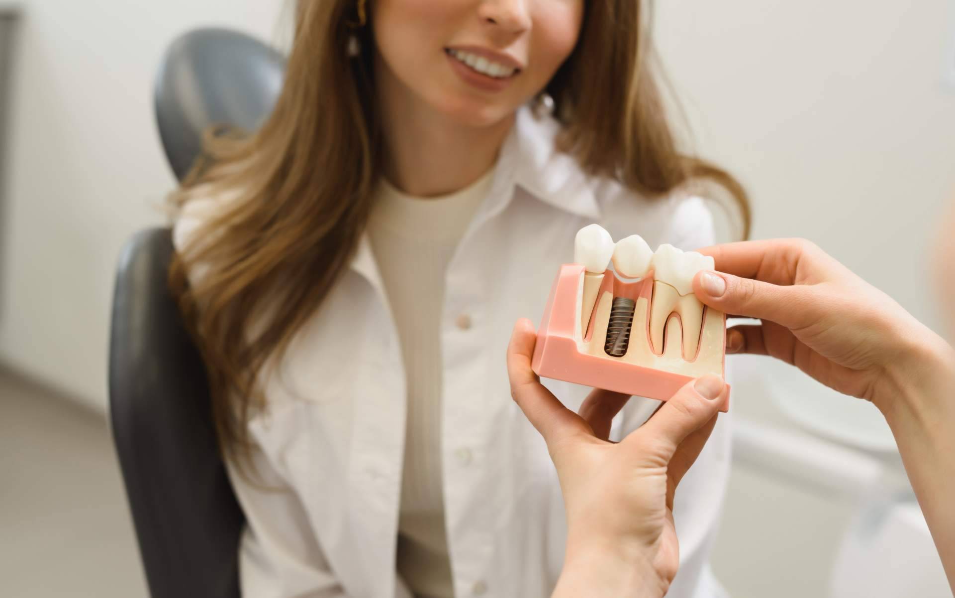 Los beneficios de realizarse implantes dentales en la Clínica DeltaDent