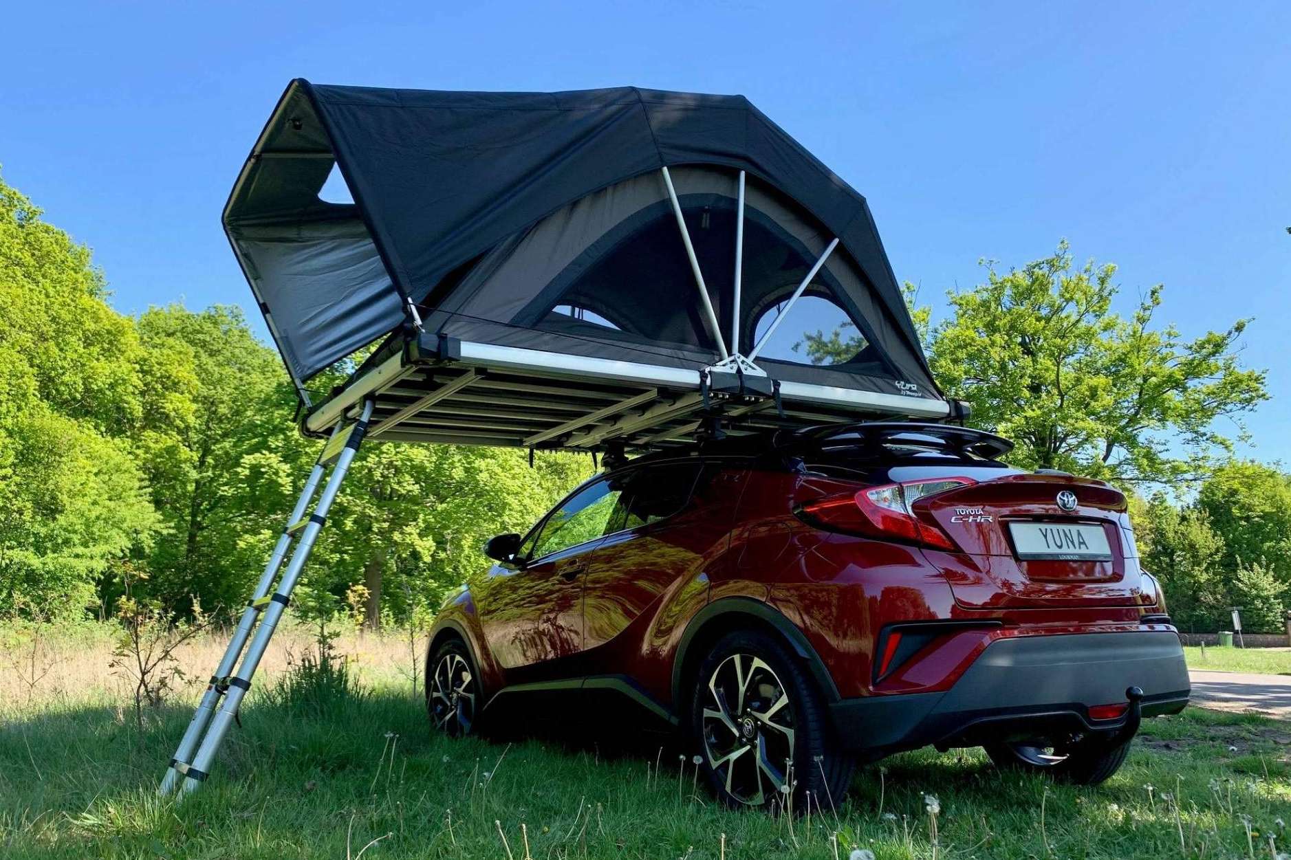 La distribuidora exclusiva en España de las marcas Sheepie y Eezi Awn, Fox Camper, explica por qué son tan populares las tiendas de techo para coches o furgonetas