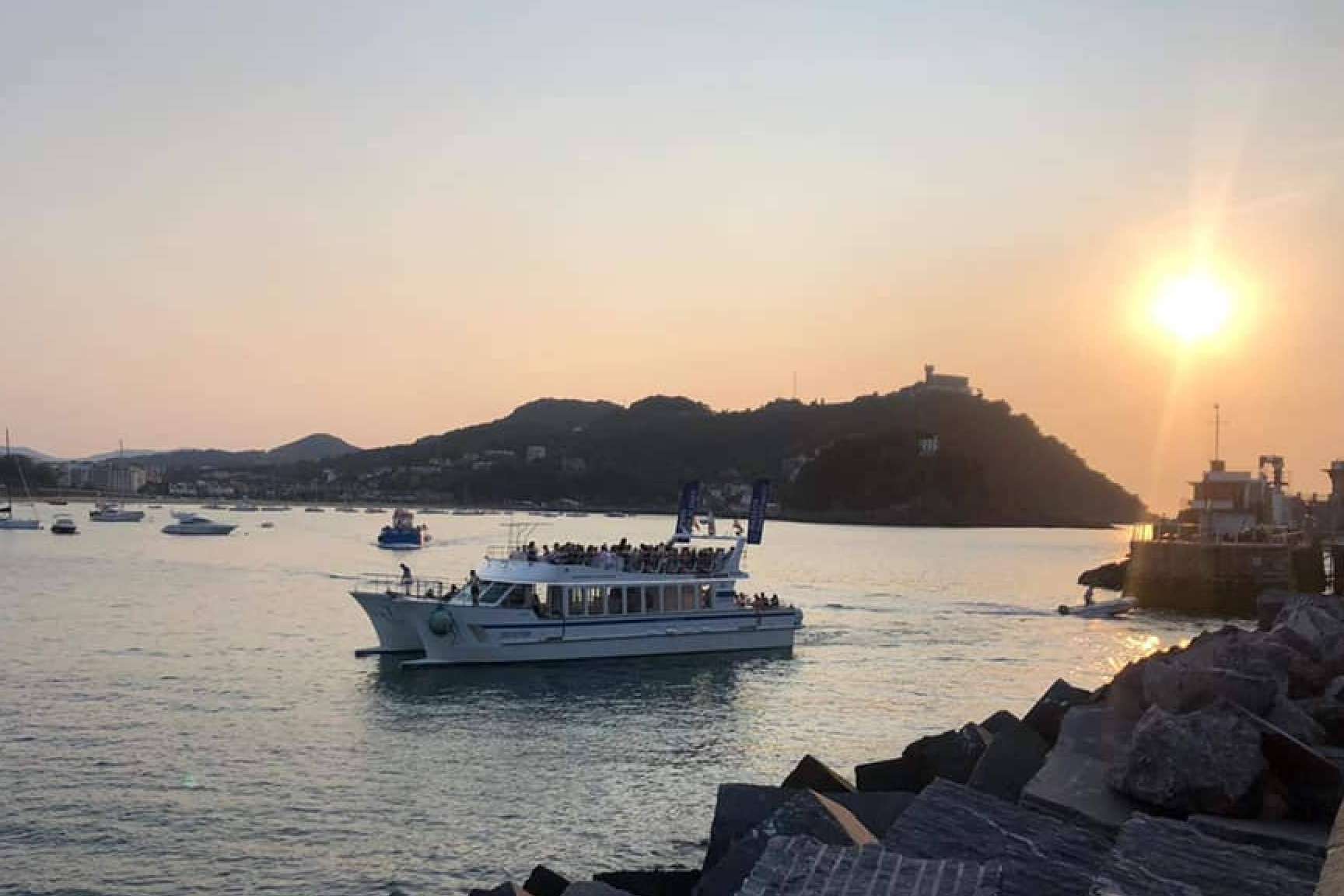 Celebrar eventos de empresa y otras actividades a bordo del catamarán Ciudad San Sebastián