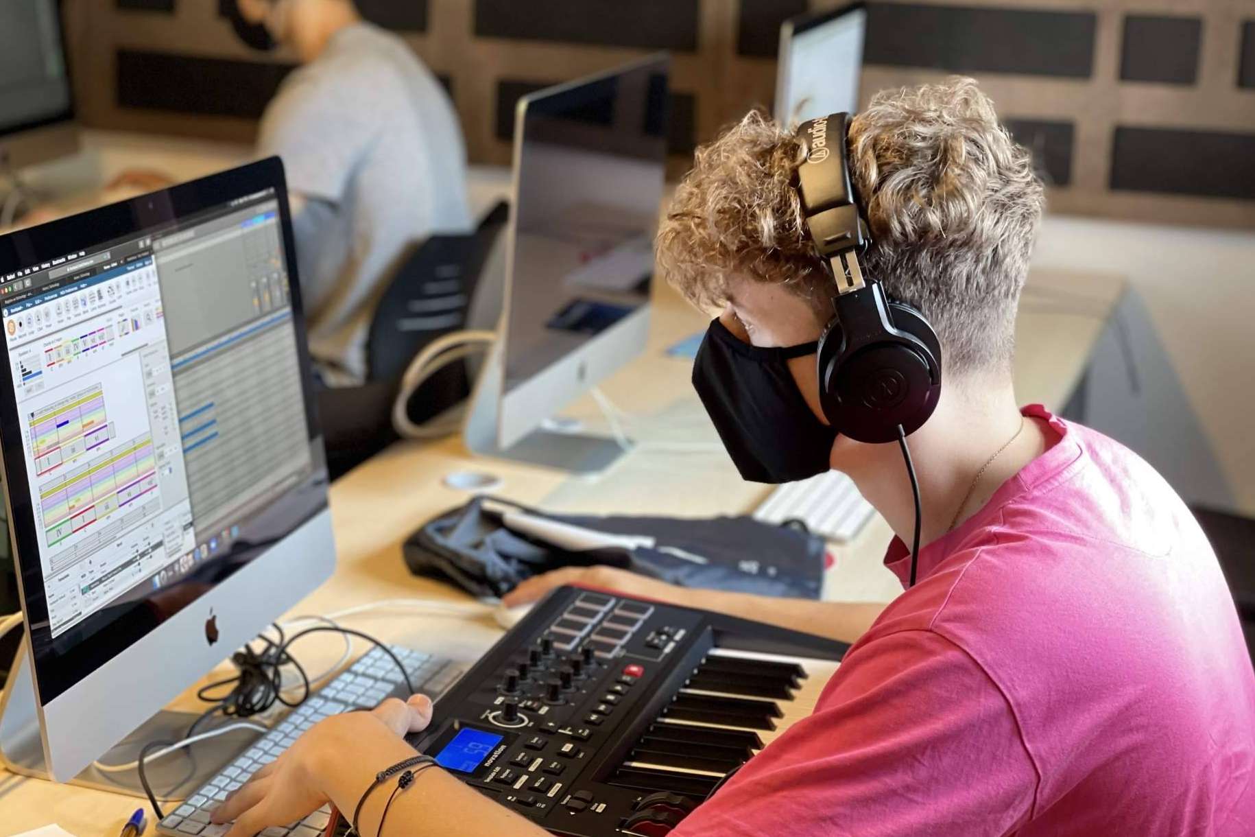Una de las escuelas de producción musical que se adapta a las nuevas necesidades del sector es EUMES