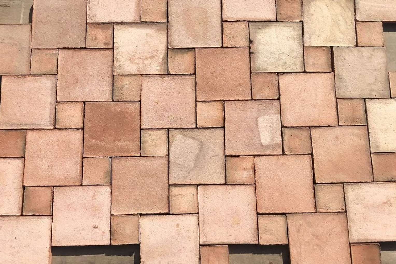 La fabricación artesanal de suelos de barro cocido de calidad de Materiales Artesanales