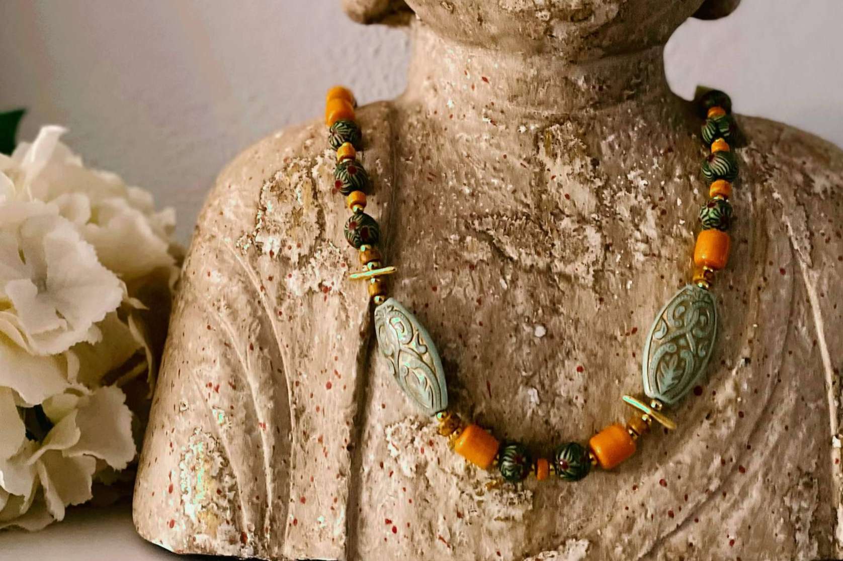 La marca famosa por sus bolsos de piel, Lola Amara, presenta su colección de complementos, gafas, collares y cinturones