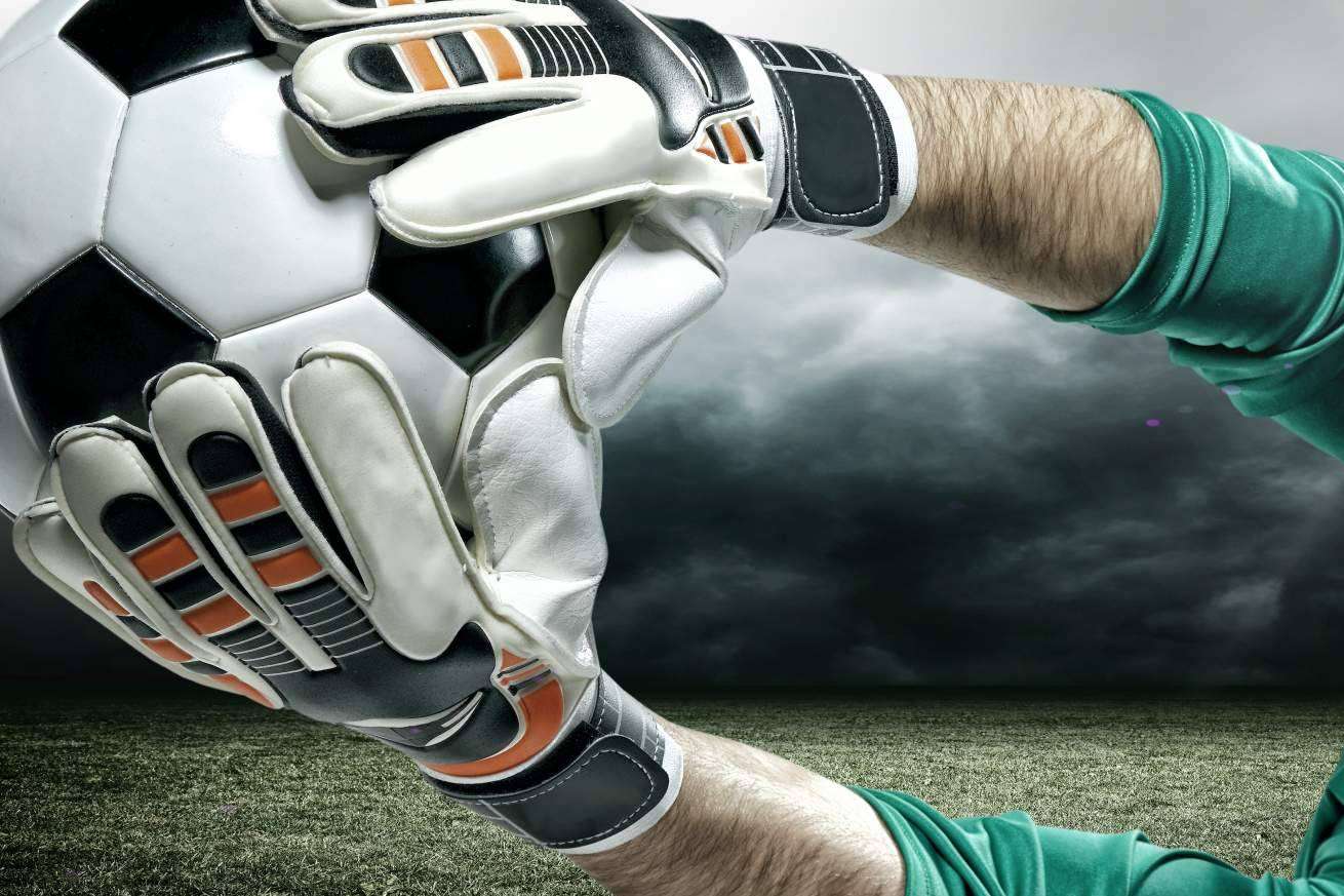 Soccerfactory dispone de los guantes de porteros de las mejores marcas