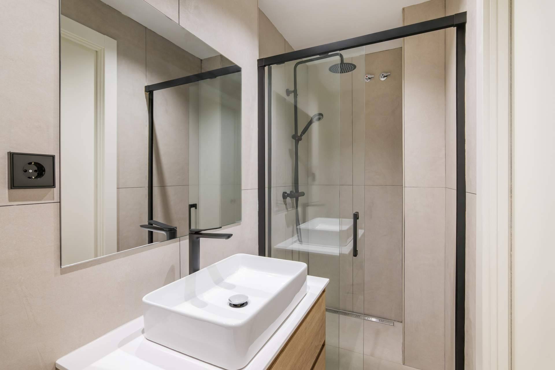 Los 7 pasos esenciales a tener en cuenta para cambiar una bañera por un plato de ducha, según Febelink