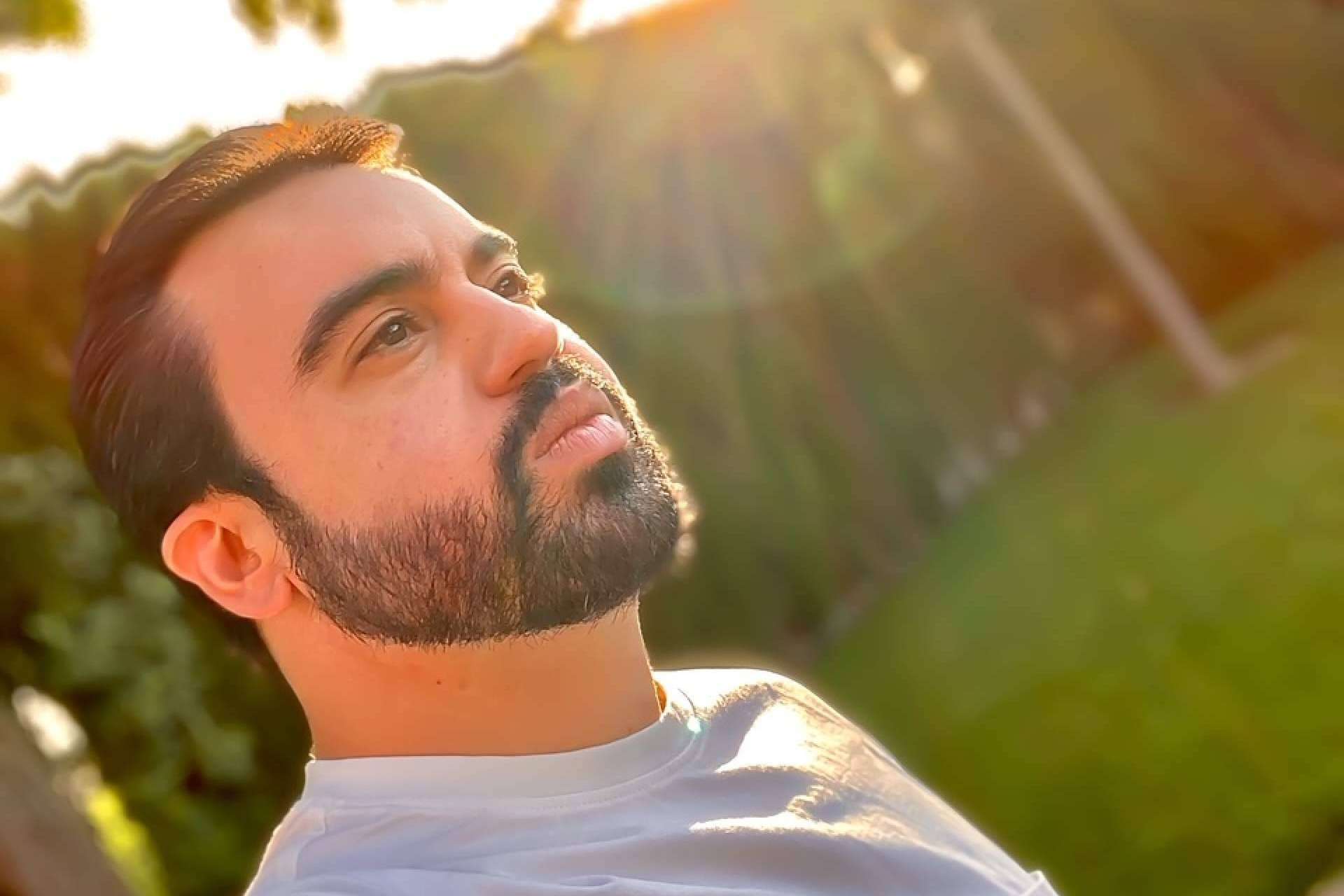 El autor Jorge Perales Nieto presenta su primer libro, 'Mirando al mar, soñé'