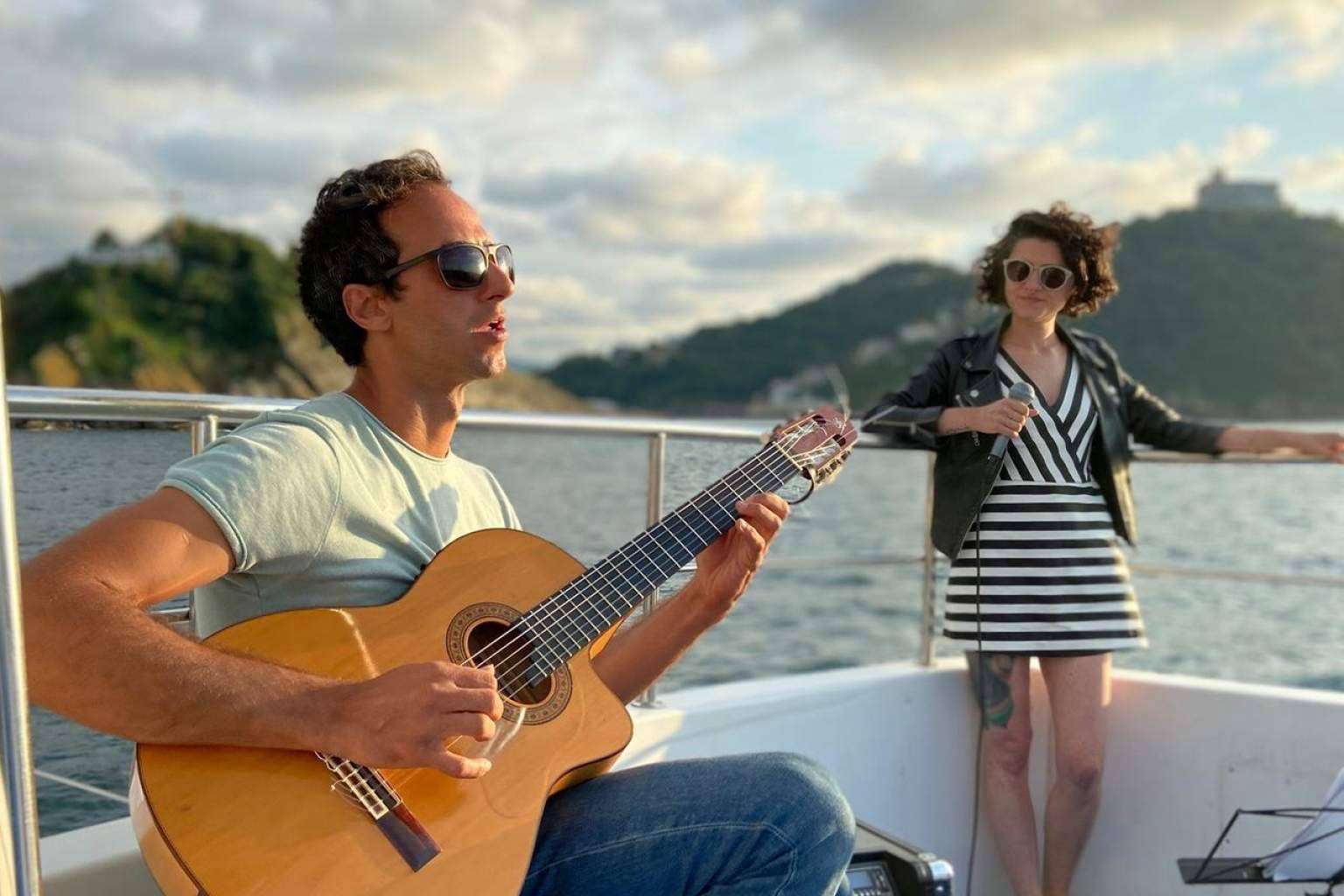 Vivir una experiencia inolvidable con música en directo a bordo del Catamarán Ciudad San Sebastián