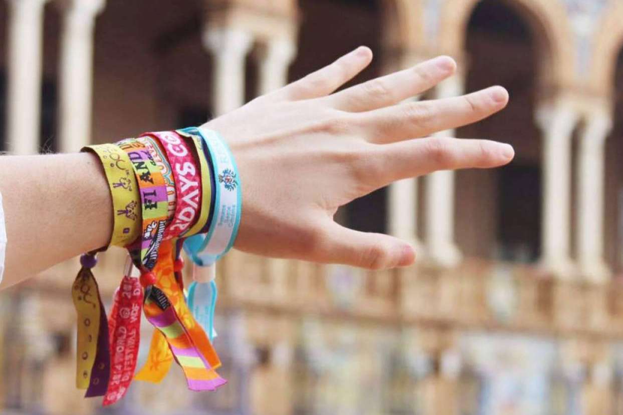 Pulseras de tela personalizadas, así recaudan fondos las asociaciones y ONG