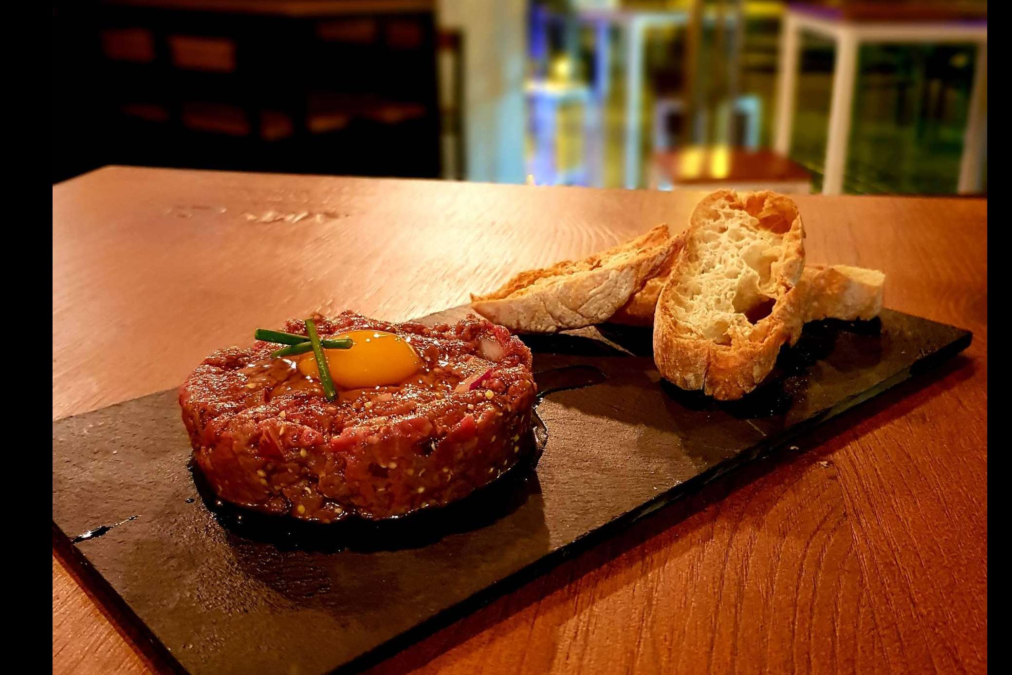 El bar con terraza en Madrid, La Mentirosa, cuenta con una gran variedad de cervezas y pinchos