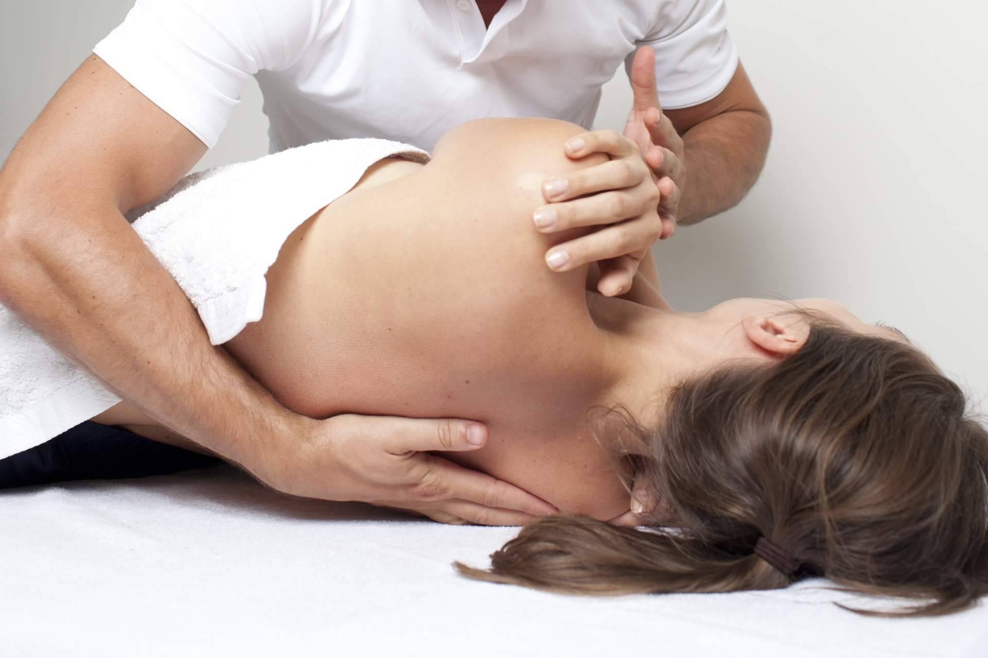 ¿Qué es la osteopatía y cómo puede ayudar a mejorar las dolencias?, por Clínica Viasalud