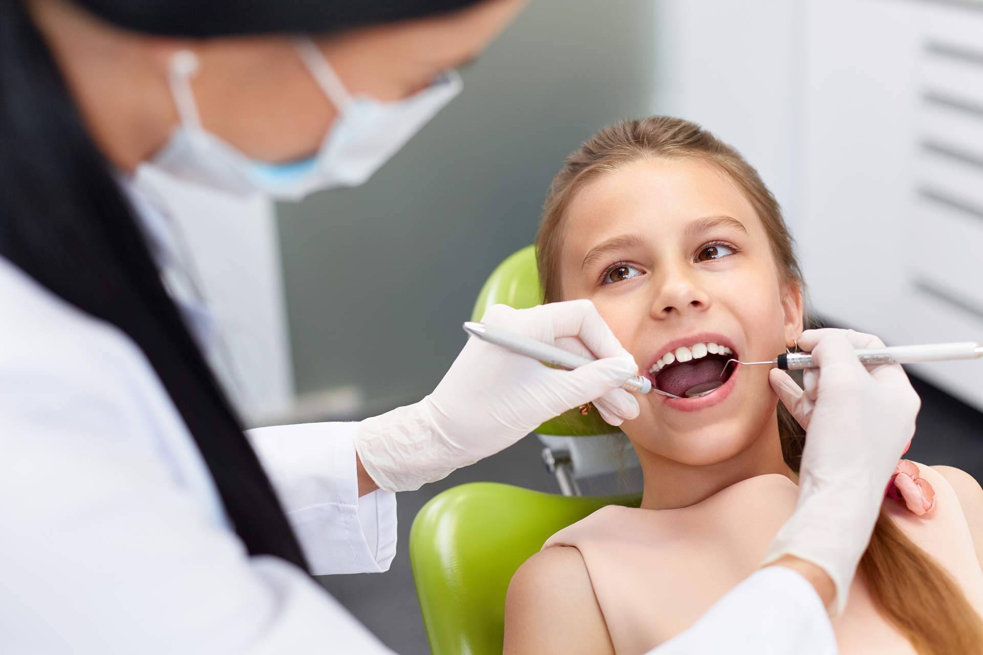 Tratar las distintas enfermedades bucodentales desde la infancia para evitar problemas graves en un futuro, el consejo de especialistas como los de Artydents