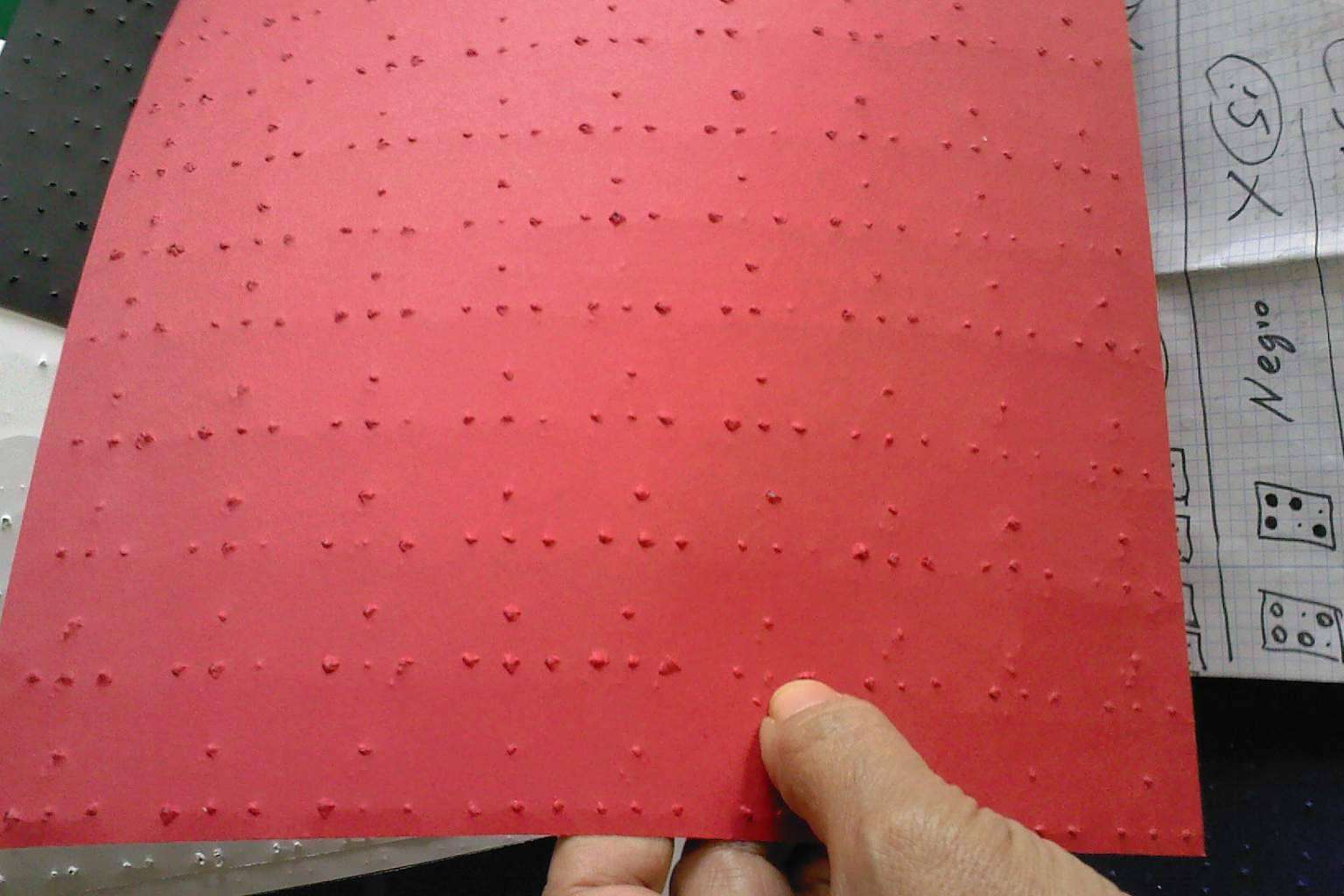 Talleres de collage en braille para invidentes con El Pintor de Internet