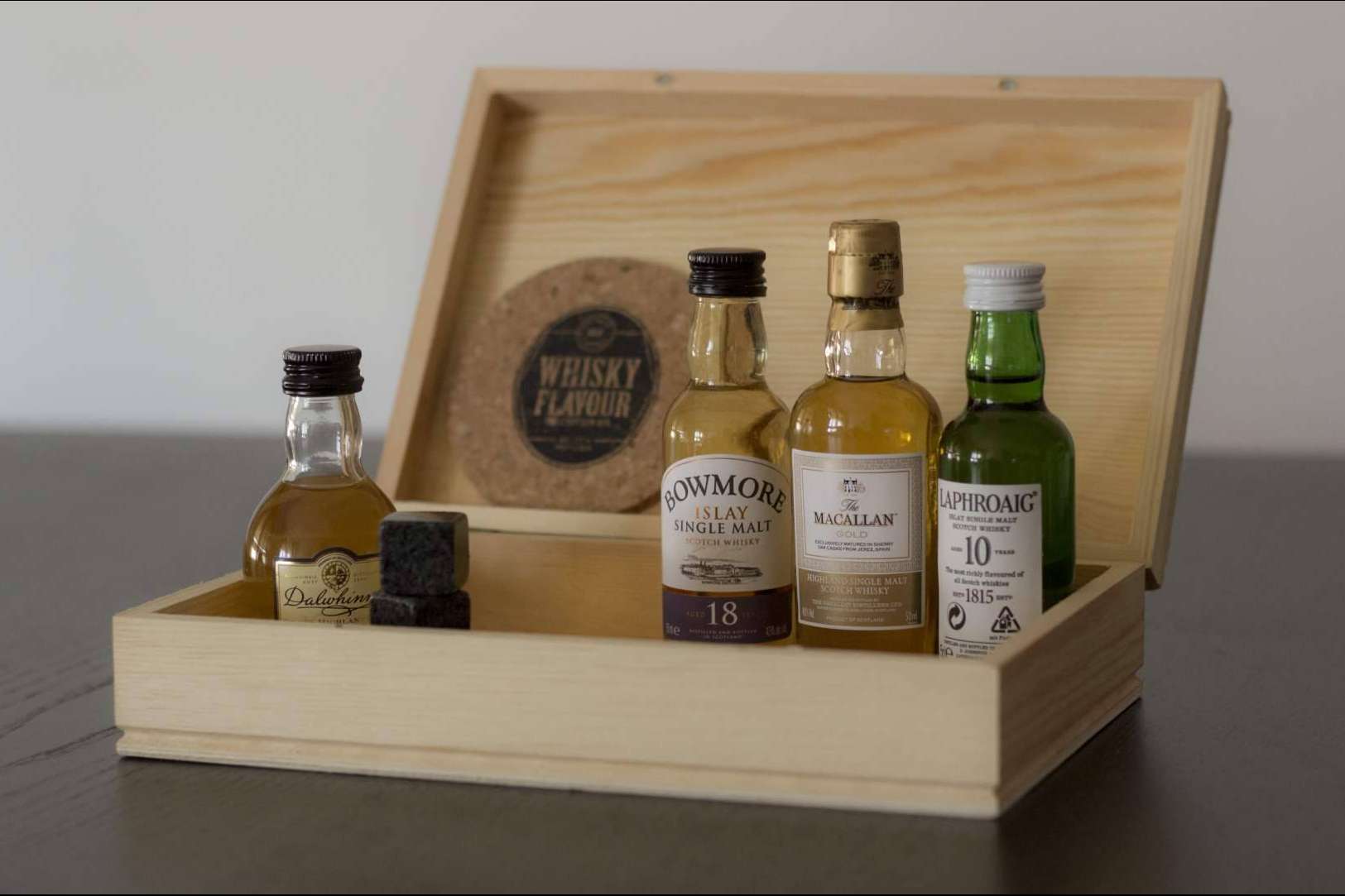 La posibilidad de degustar un tipo de whisky diferente cada mes con la caja de suscripción de Whisky Flavour
