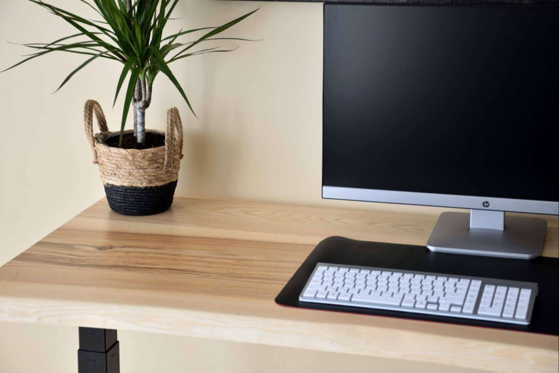 Mesas y escritorios de madera natural maciza diseñados por ErgoNatureWood