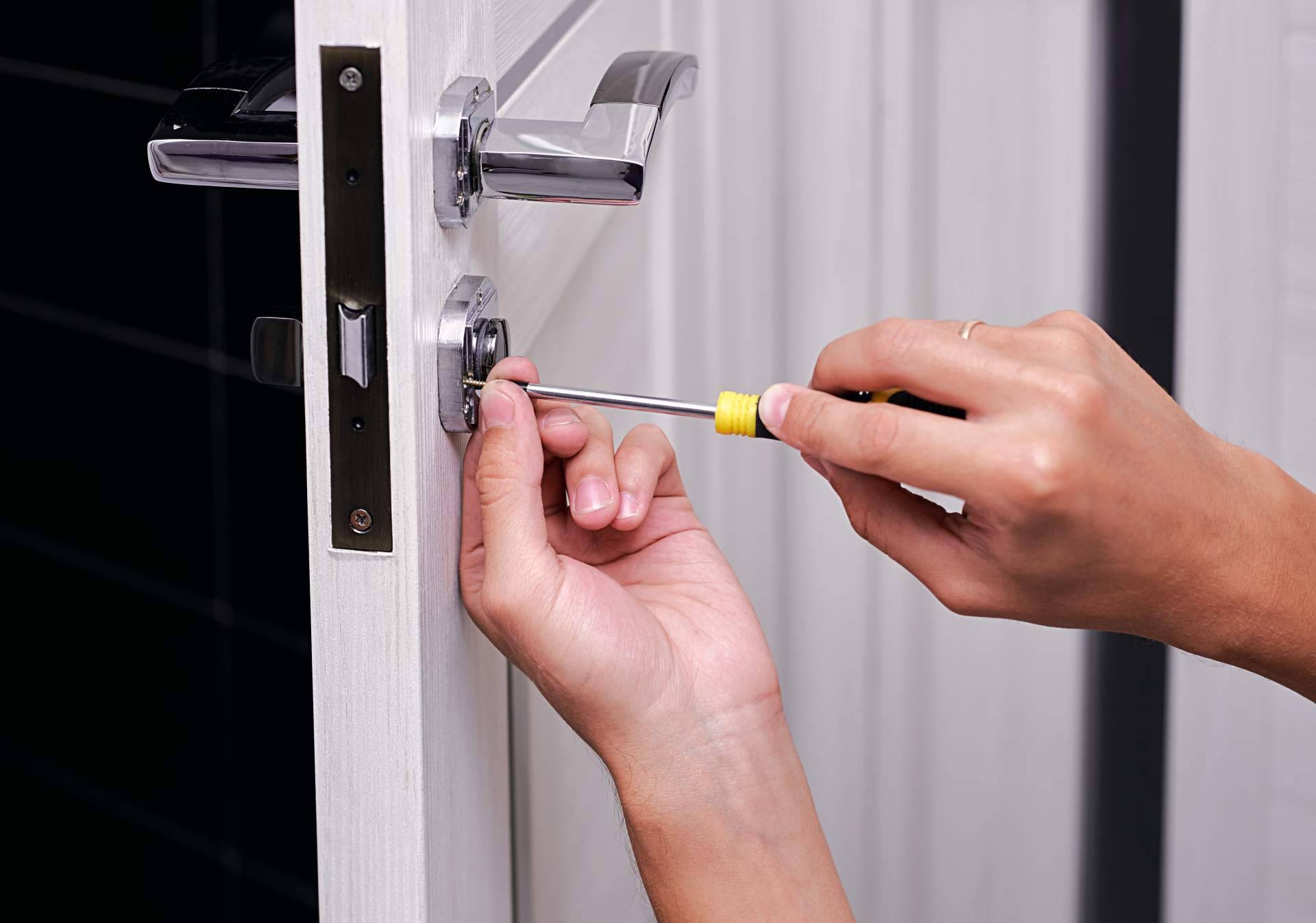 Mejorar la seguridad de la puerta del hogar o el negocio con Madrid Cerrajería