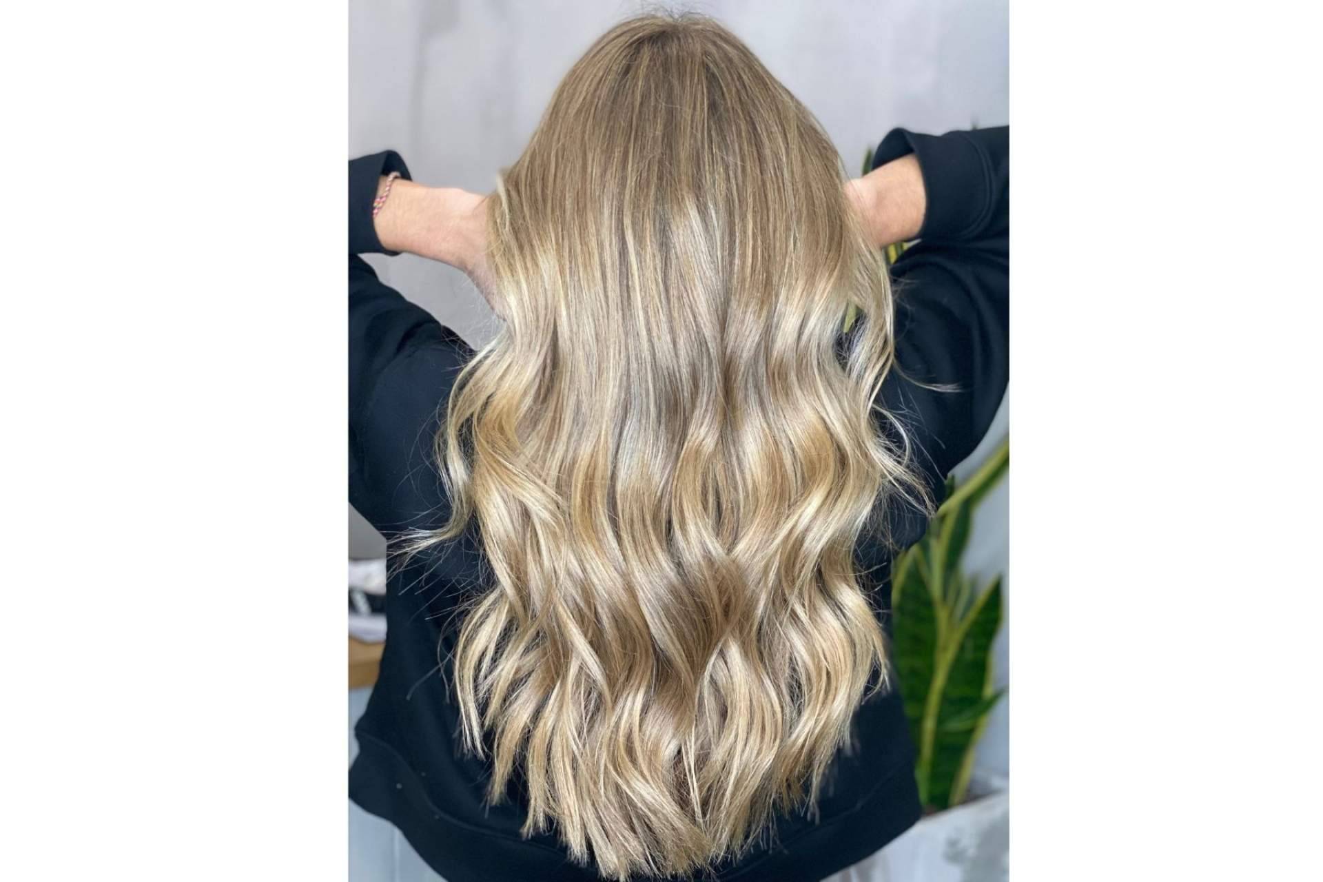 Rubios perfectos llenos de naturalidad en tendencia con DIM Salón