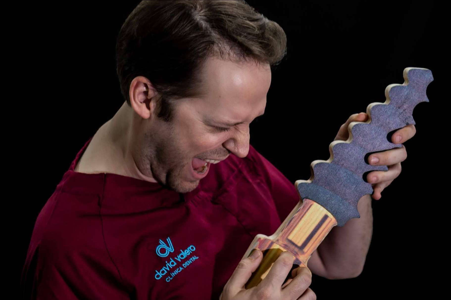 La trayectoria de David Valero, el dentista que identifica implantes dentales en internet