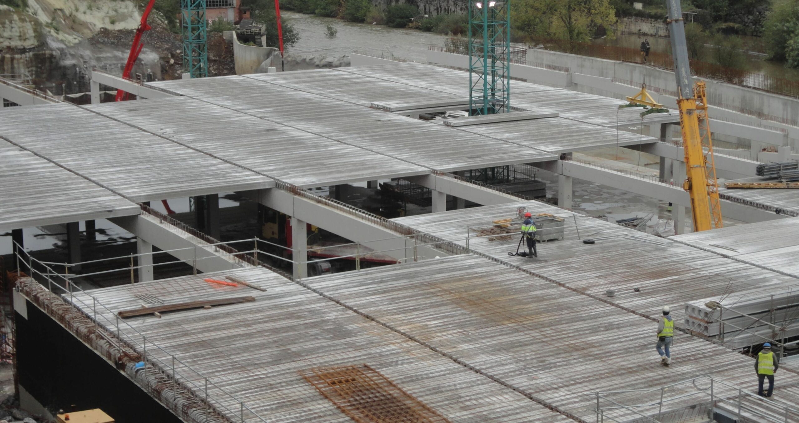El sector del hormigón alerta del desabastecimiento y posible colapso de la construcción por la huelga de transporte