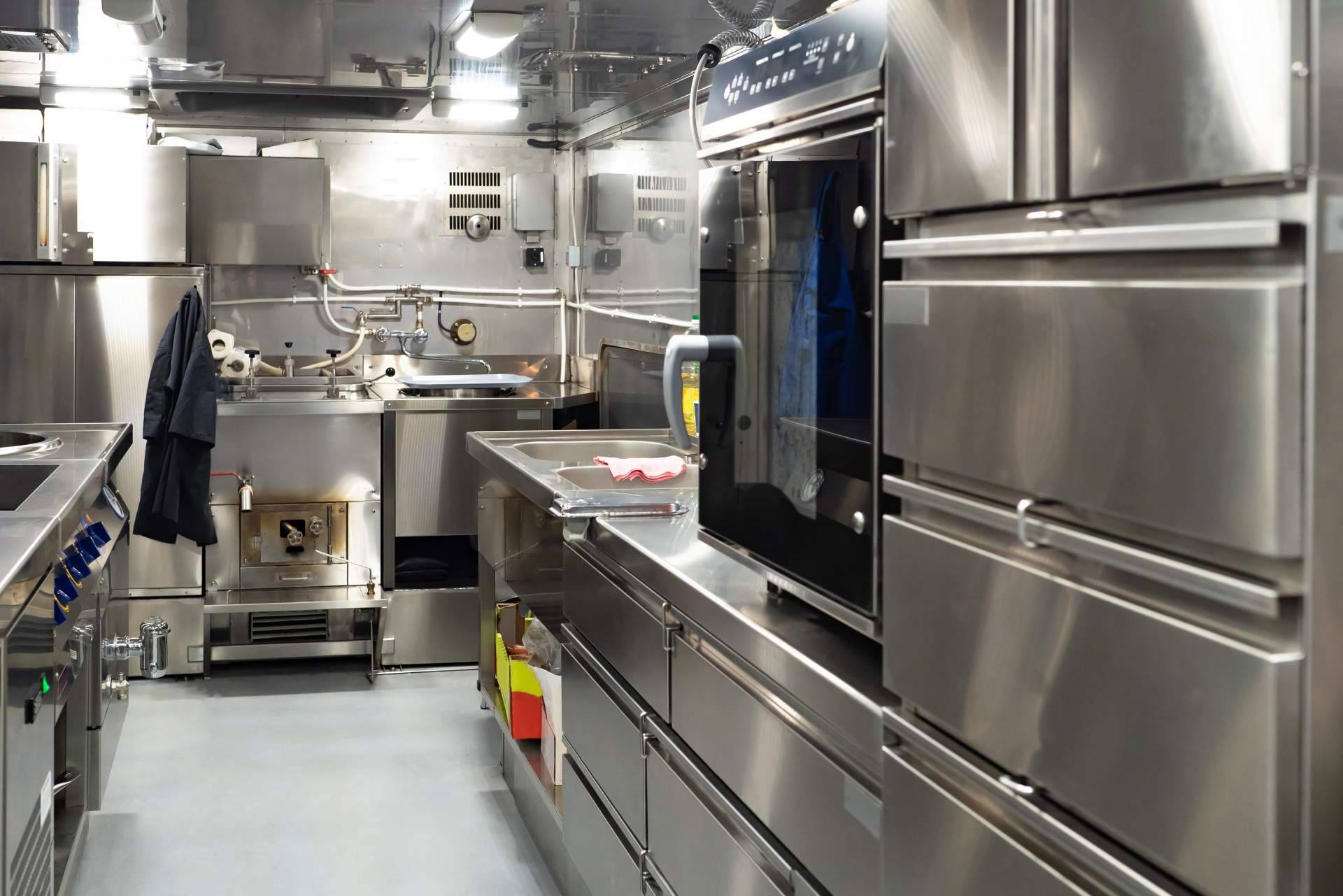 ¿Qué ventajas supone usar mobiliario de acero en hostelería?, por Auxihostelería