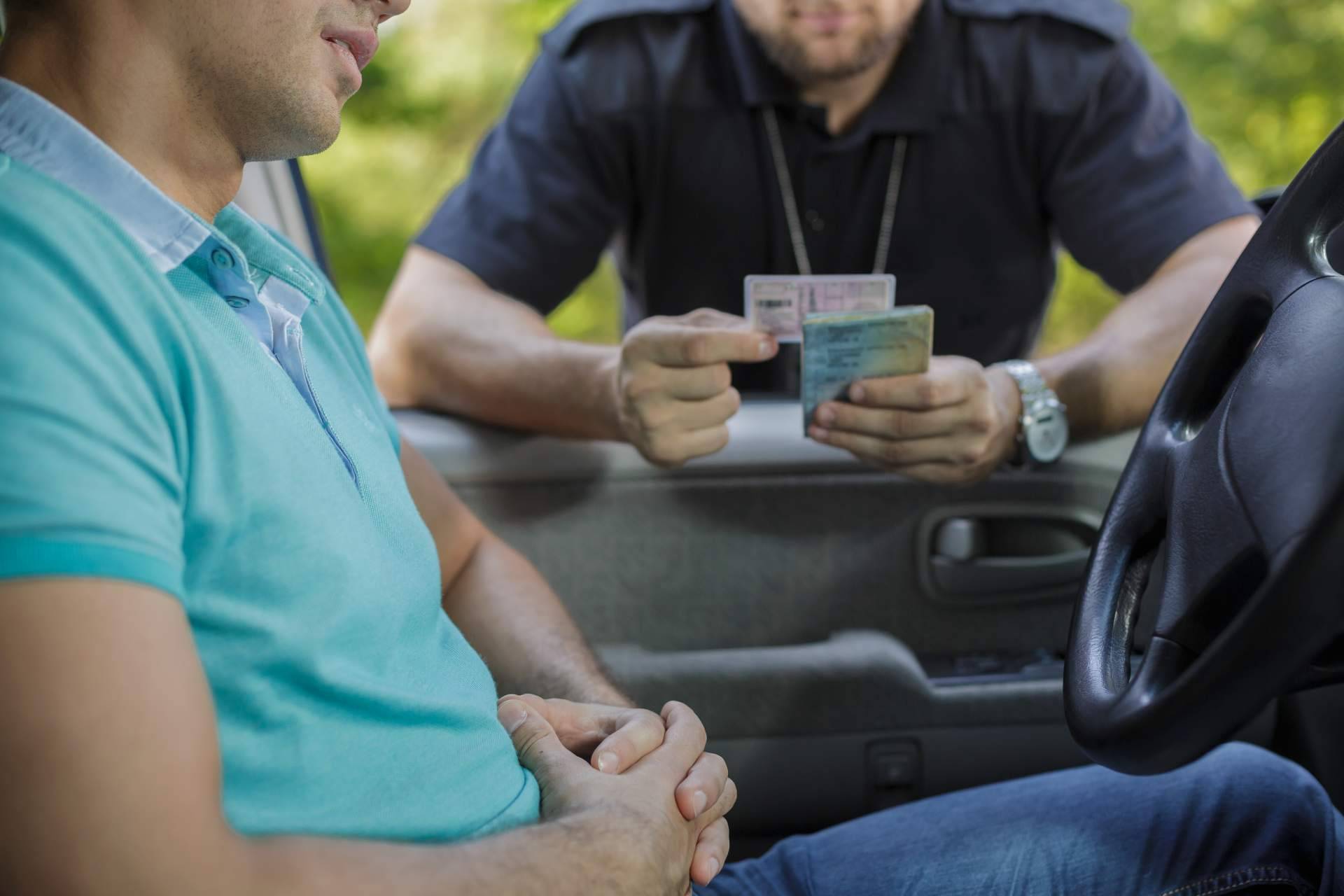 Por qué y cómo evitar una multa por llevar el carnet de conducir caducado