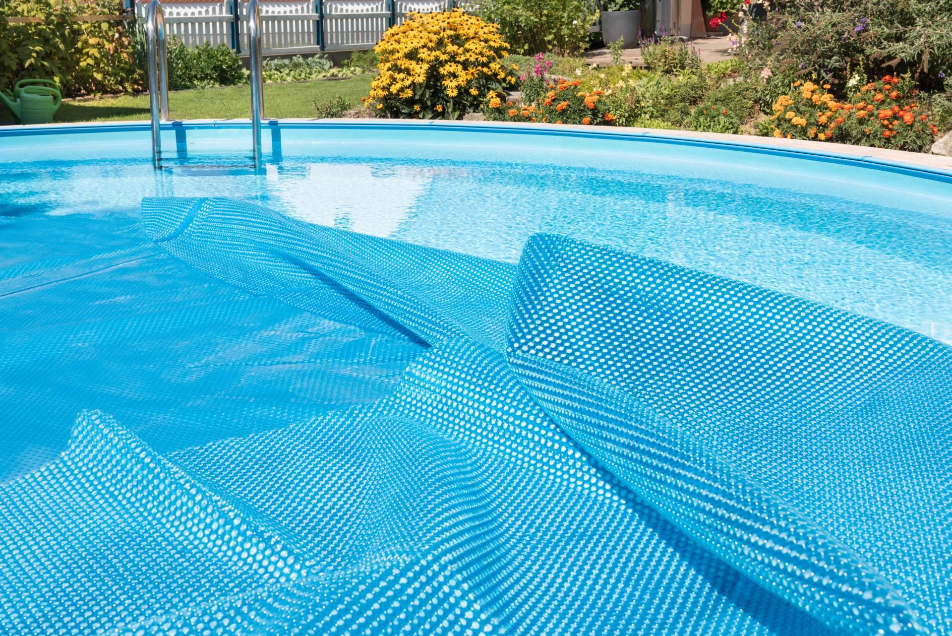 Las ventajas de contar con una manta térmica para piscina
