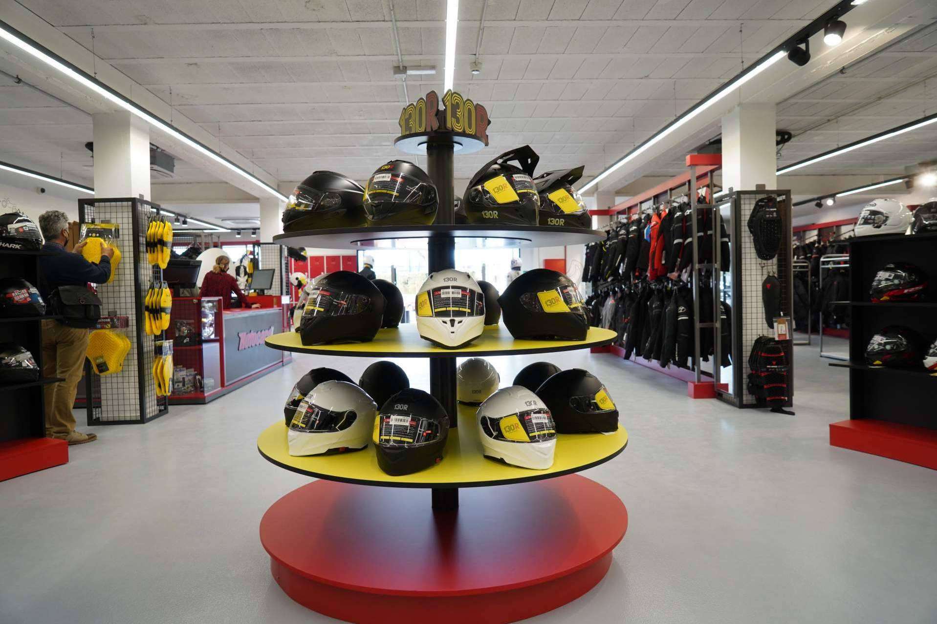 Homenaje a Luis Salom en la nueva tienda Motocard en Mallorca