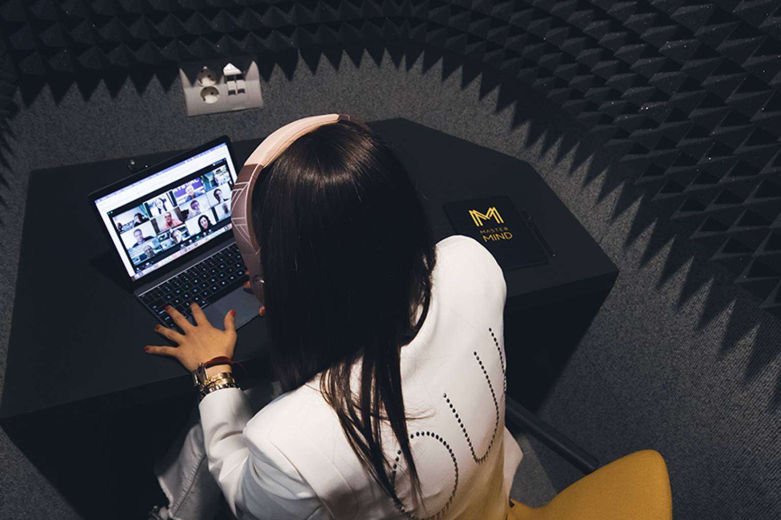Grabación de podcasts en las salas especializadas de Mastermind Place Madrid