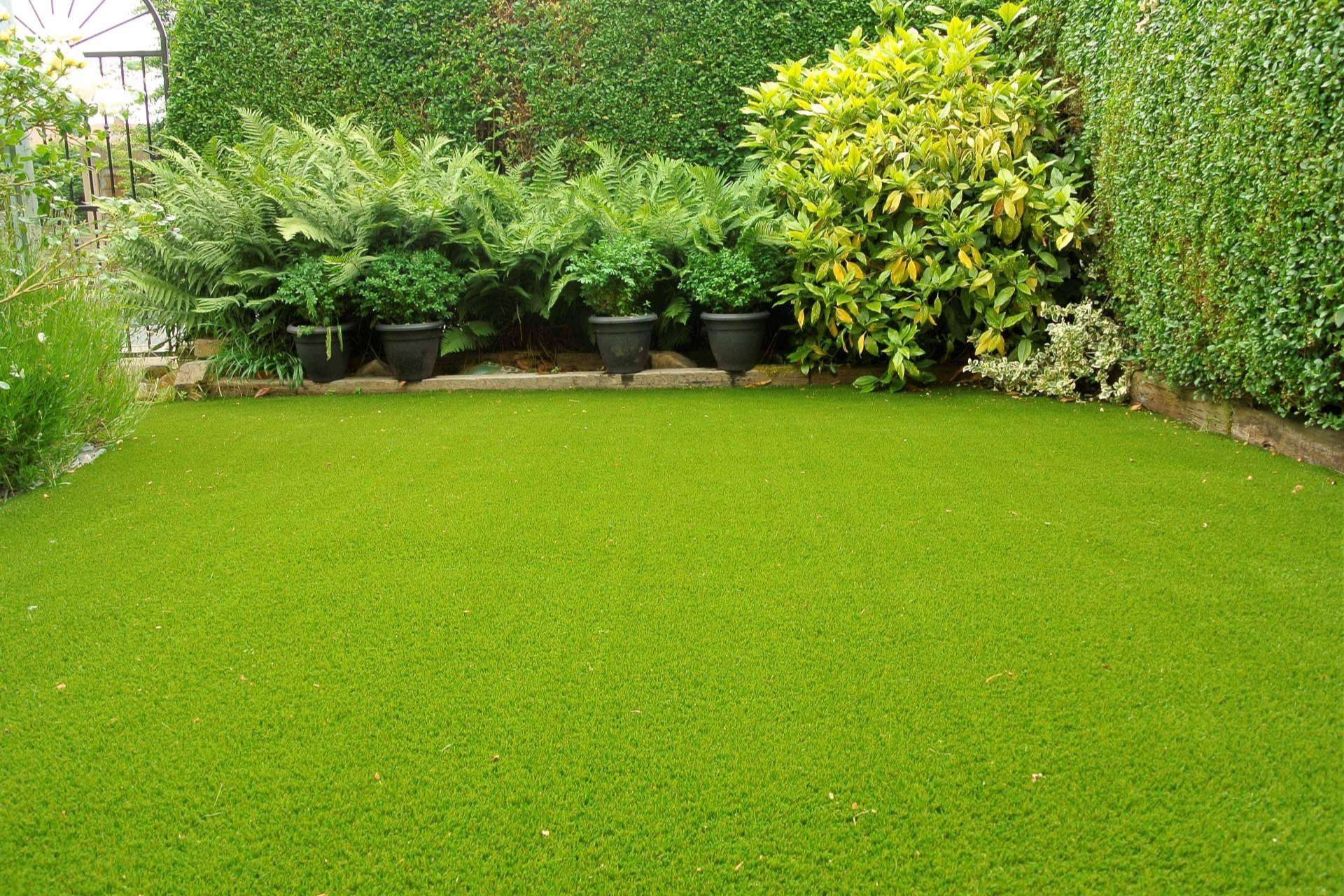 ¿Cuáles son las ventajas de tener césped artificial en el jardín?