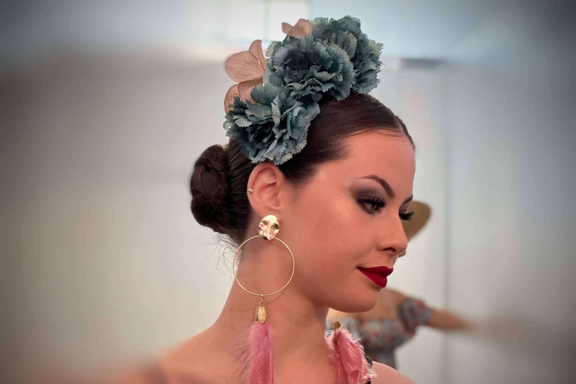 Las flores de flamenca son el complemento imprescindible de cada vestido, por Carmen Fernández Complementos