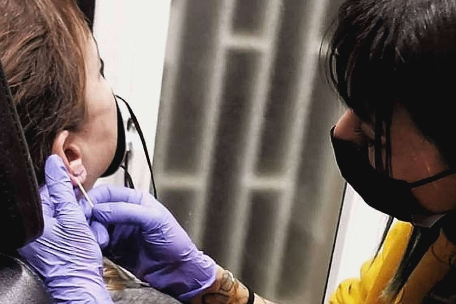 Steel of Doom expone las razones por las que no deben hacerse piercings con pistola