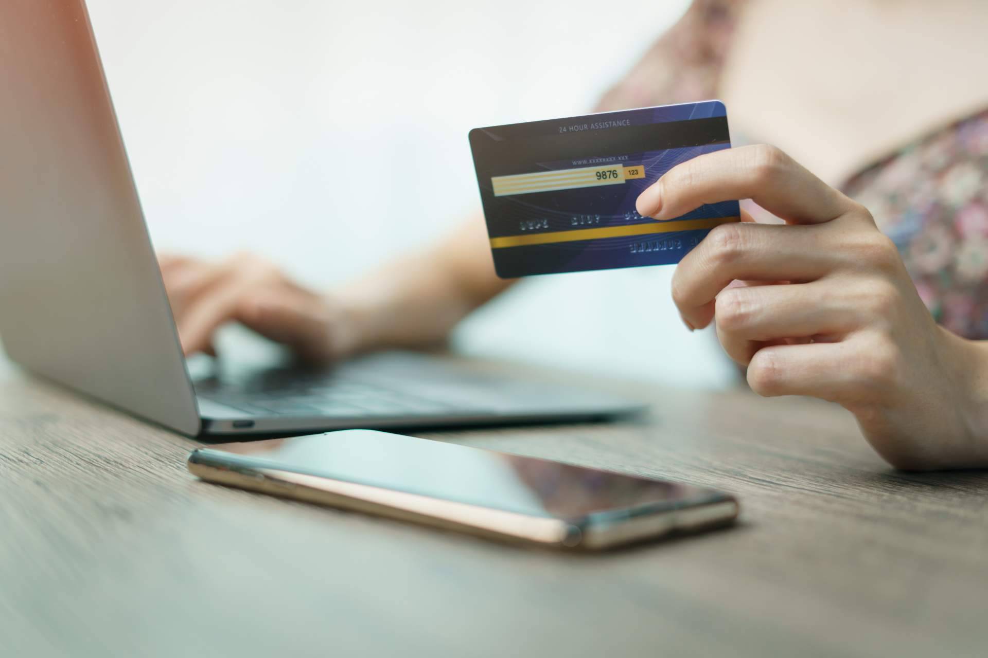 Dual Asociados explica qué intereses tienen y cómo funcionan las tarjetas revolving