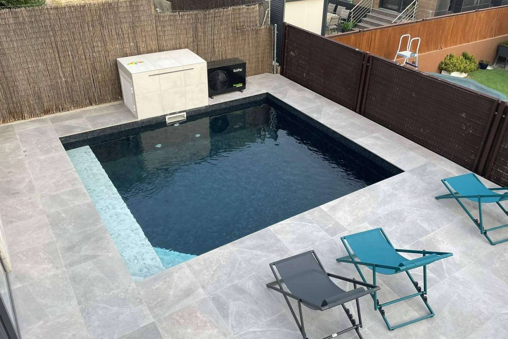 Esencial Pool sobre las ventajas de las piscinas con cristal elevadas