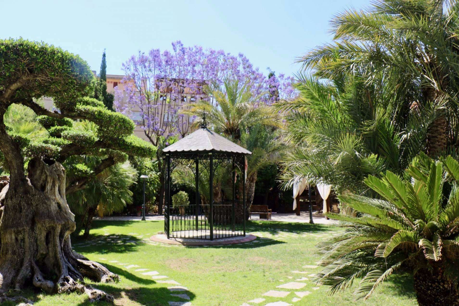 Un oasis en la costa alicantina esconde uno de los más bellos edificios del S. XIX, convertido en espacio gastronómico y de ocio, la Finca Villa Antonia