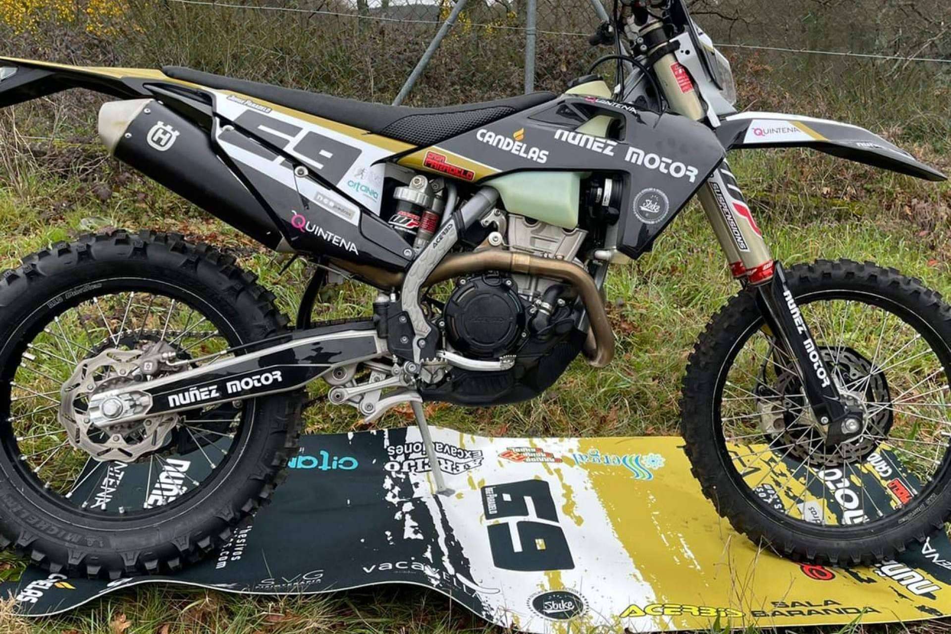 ADHESIVOSEMBARRADOS se encarga de la personalización del vehículo de dos ruedas en el off road