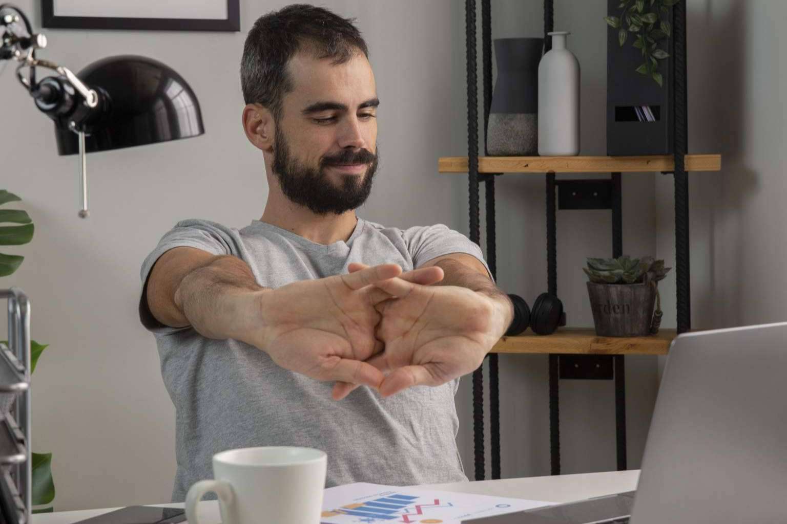 Los ejercicios de ergonomía en el puesto de trabajo de la mano de WellWo