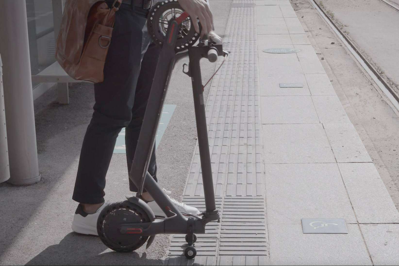 Soporte para patinete eléctrico para guardar y mover en vertical este medio de transporte, con Techmotion Electronics