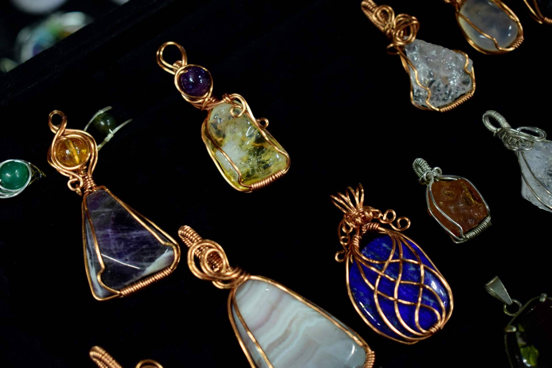 Los colgantes de piedras naturales disponibles en Tierra de Gemas