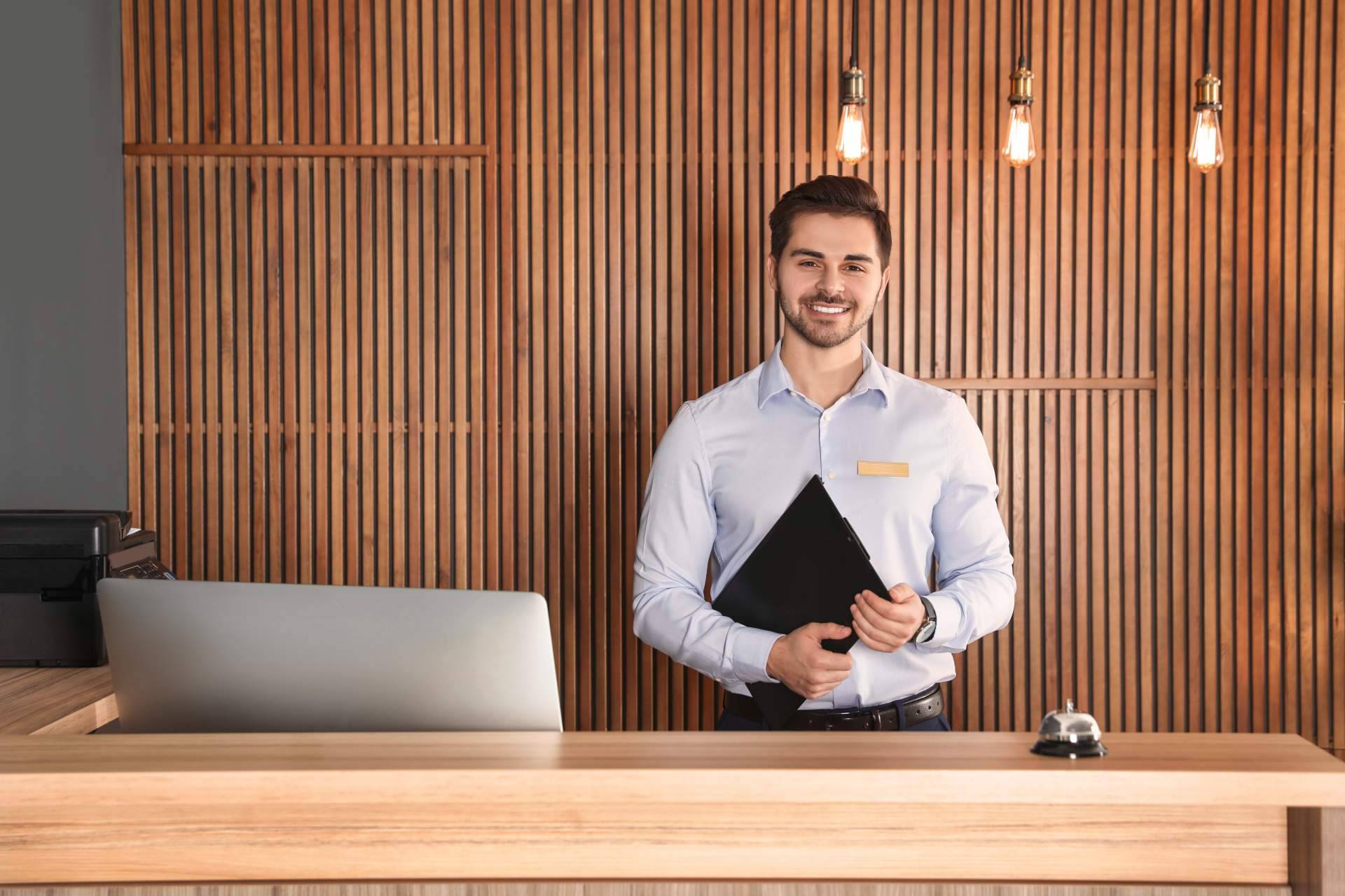 Los recepcionistas formados en upselling aumentan los ingresos del hotel