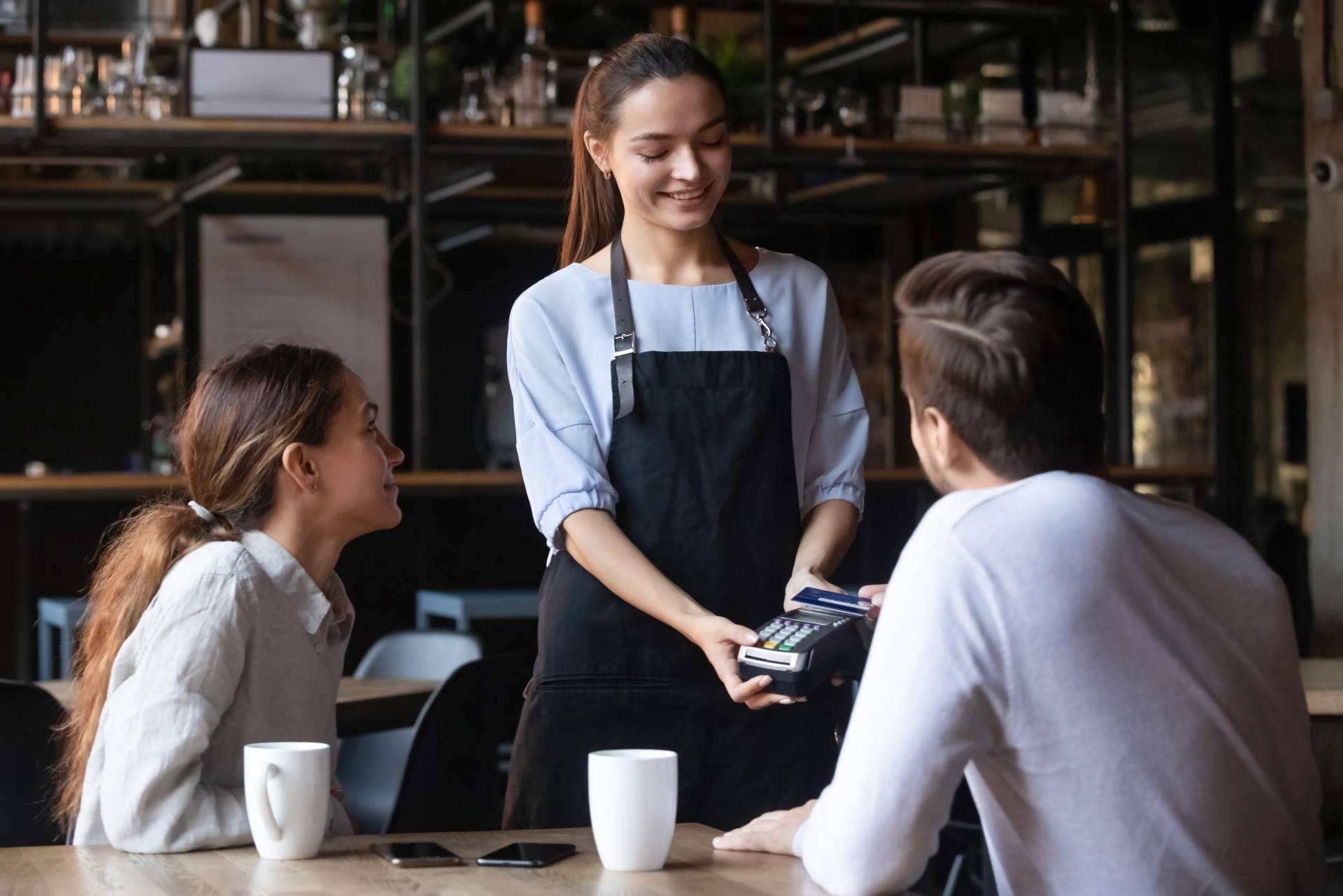 Las ventajas de digitalizar el registro horario de los empleados de hostelería, con Miss Tipsi