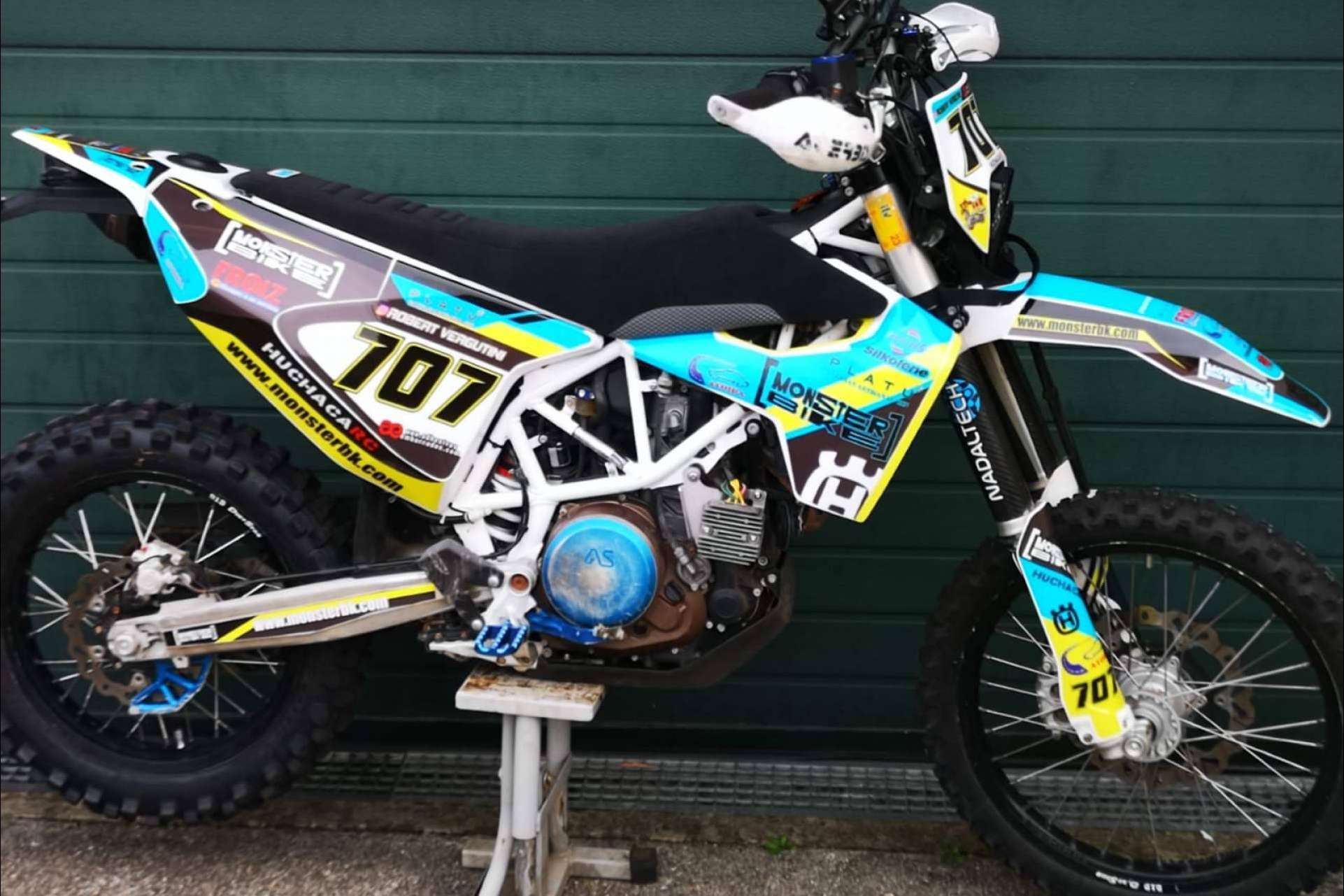 ¿Cómo son las pegatinas personalizadas para moto off road de ADHESIVOSEMBARRADOS?