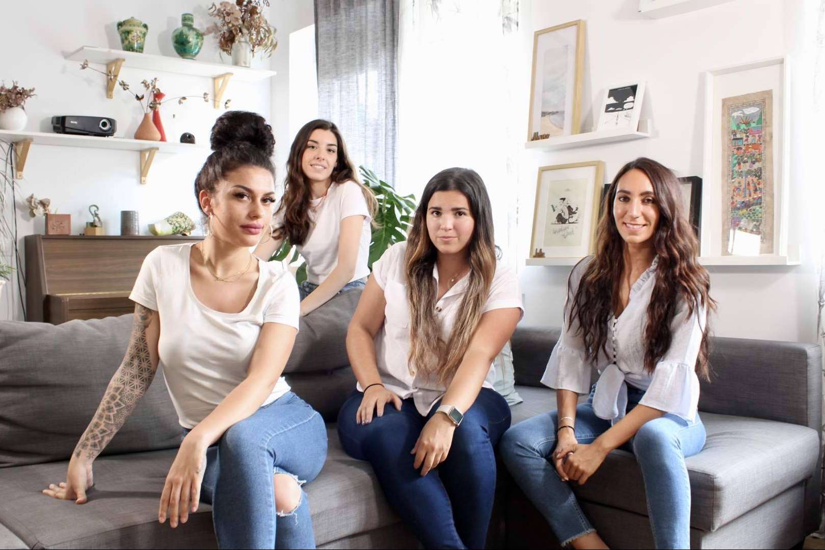 Búsqueda de escenarios para series y películas, por un equipo de mujeres jóvenes