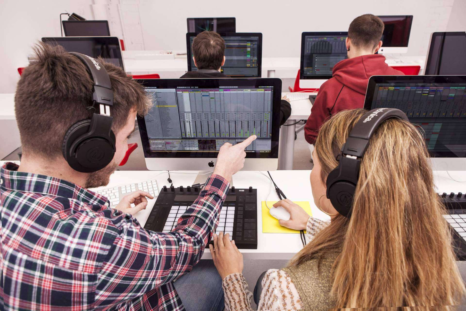¿Qué ventajas ofrece la formación musical online de EUMES?