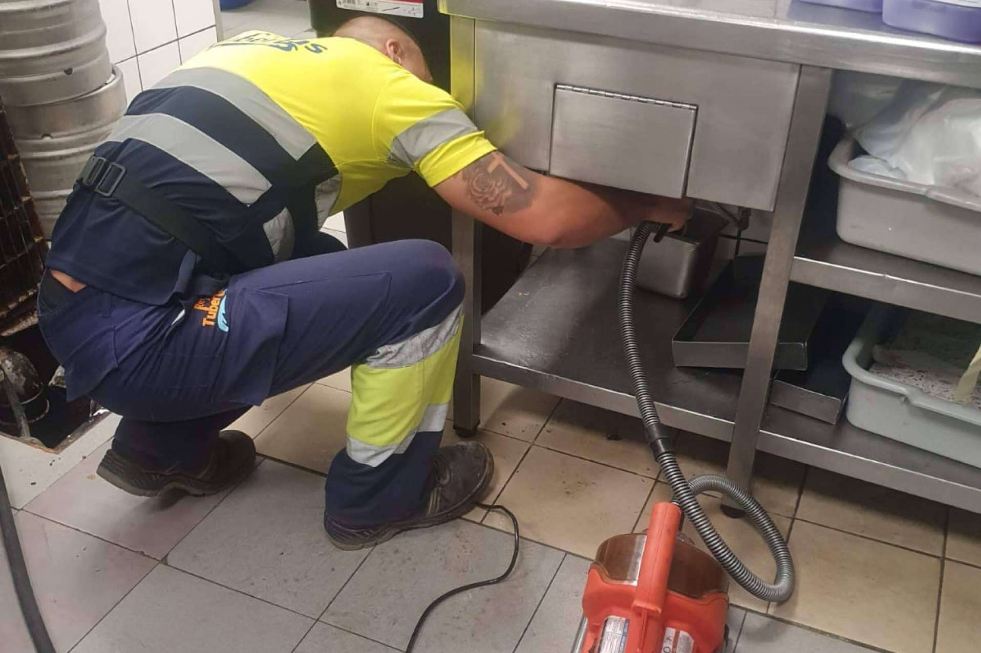Rey Tuberías, especialistas en desatoro fregadero, arqueta, WC e inspección con cámara