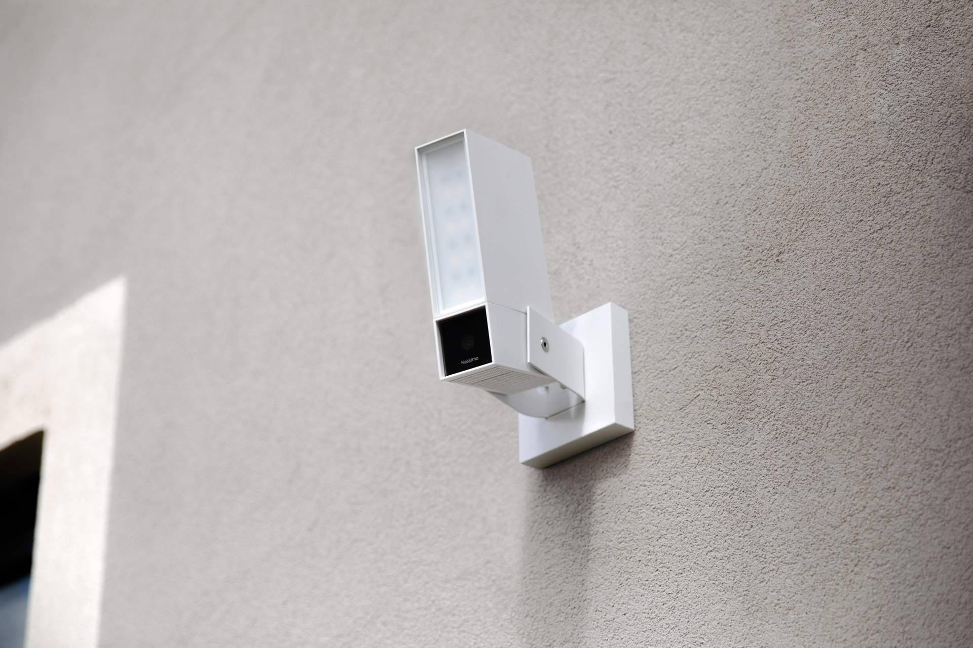 Netatmo estrena su nueva Cámara Exterior Inteligente con Sirena blanca