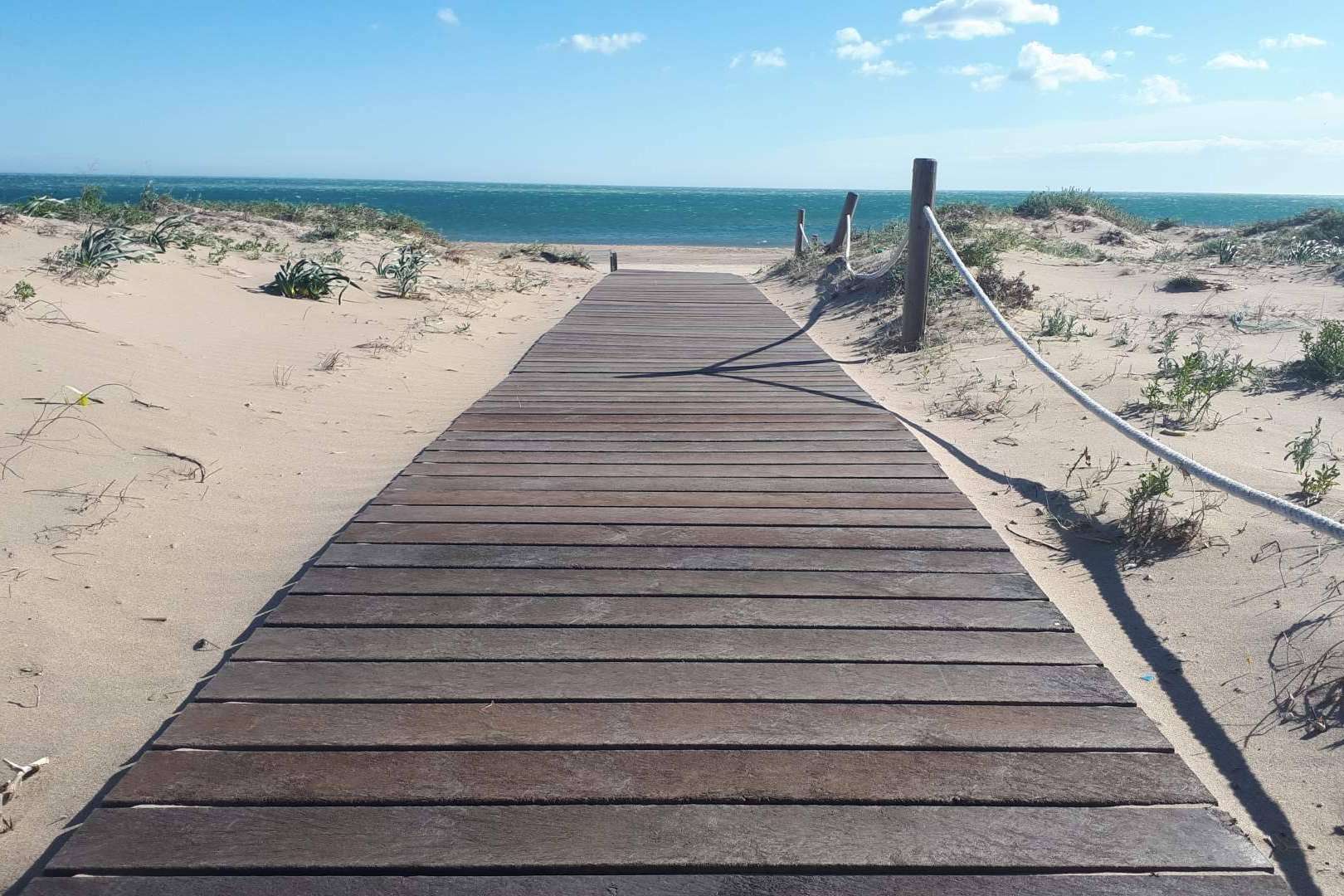 Las pasarelas hechas de plástico 100 % reciclado para las playas en verano