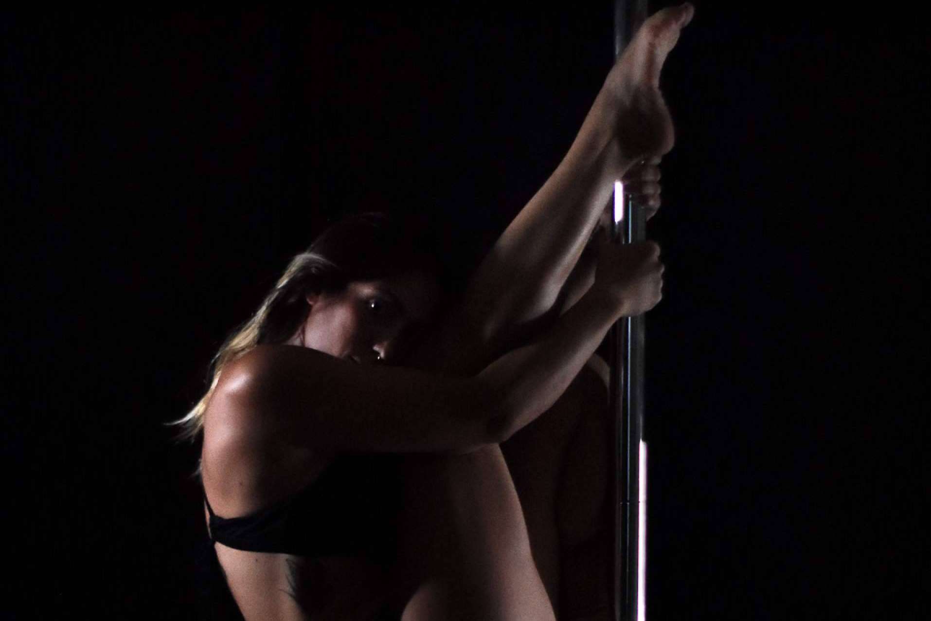 Entrenar el físico y la mente con el pole dance en Feeling Woman
