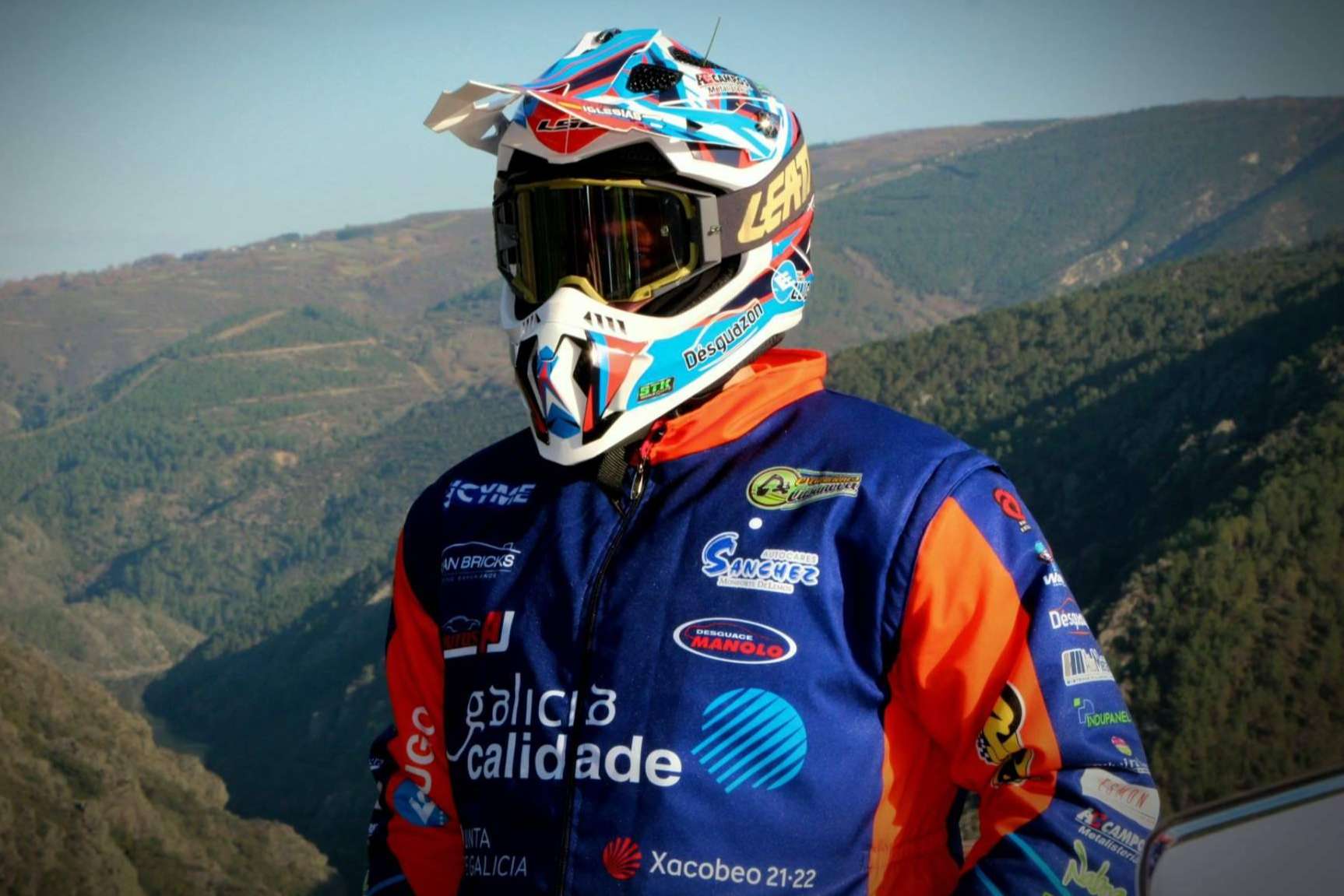 ADHESIVOSEMBARRADOS ofrece ropa personalizada off road pensada en el Dakar